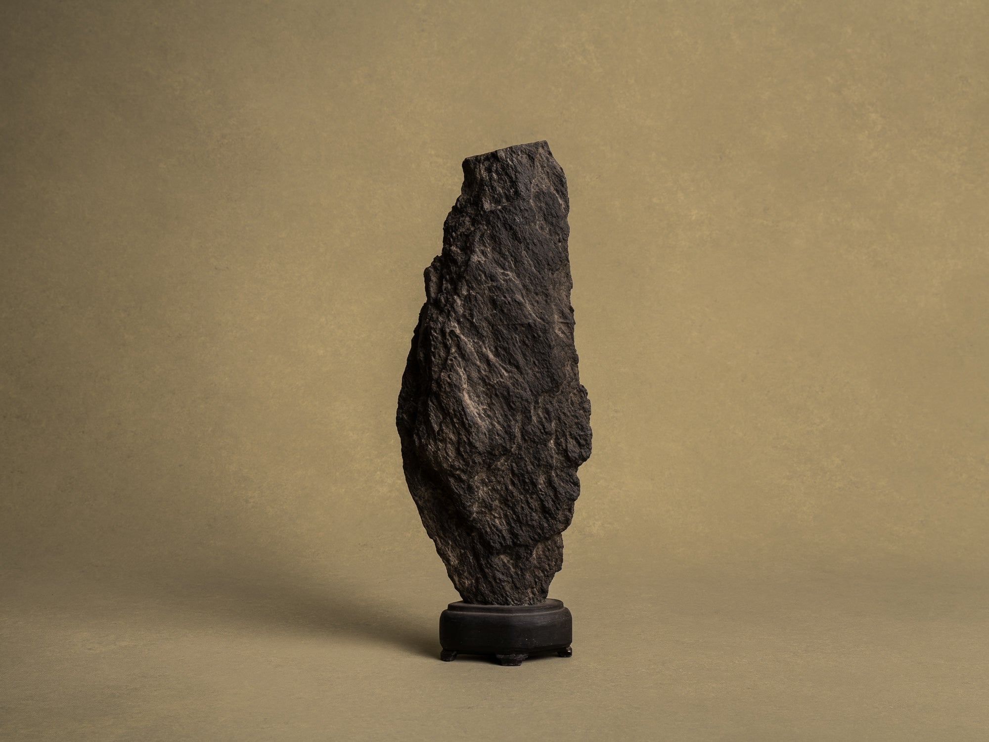 Ancien Suiseki, yamagata‑ishi, pierre‑montagne, Japon (XIXe siècle)..Old Suiseki, mingei yamagata‑ishi montain stone, Japan (19th century)