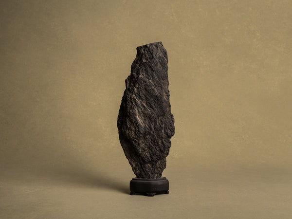 Ancien Suiseki, yamagata‑ishi, pierre‑montagne, Japon (XIXe siècle)..Old Suiseki, mingei yamagata‑ishi montain stone, Japan (19th century)