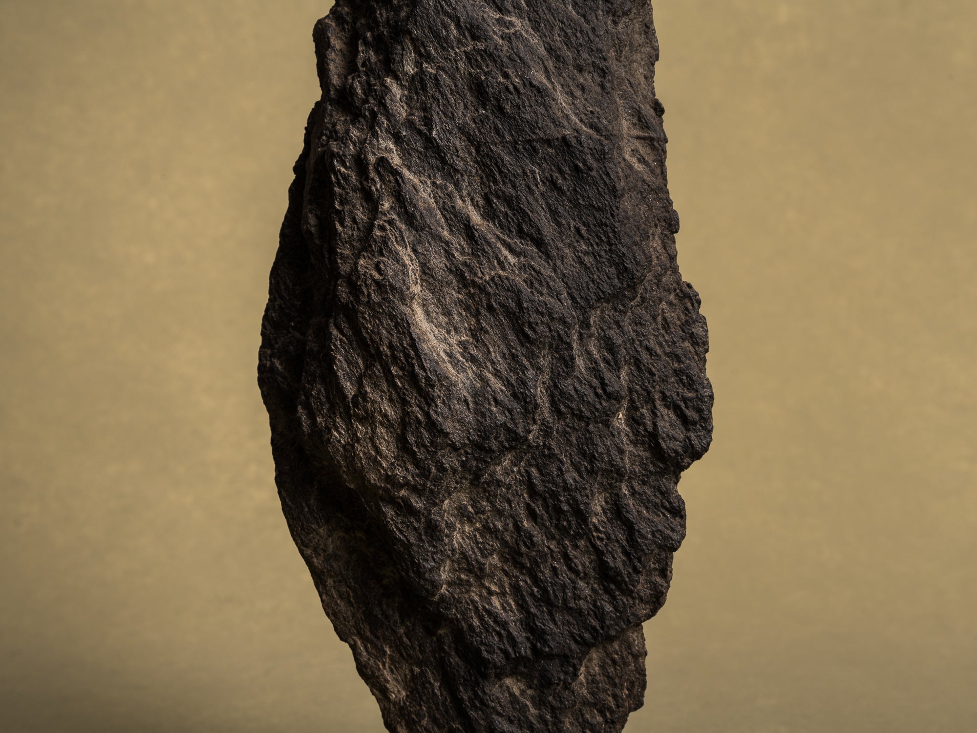 Ancien Suiseki, yamagata‑ishi, pierre‑montagne, Japon (XIXe siècle)..Old Suiseki, mingei yamagata‑ishi montain stone, Japan (19th century)