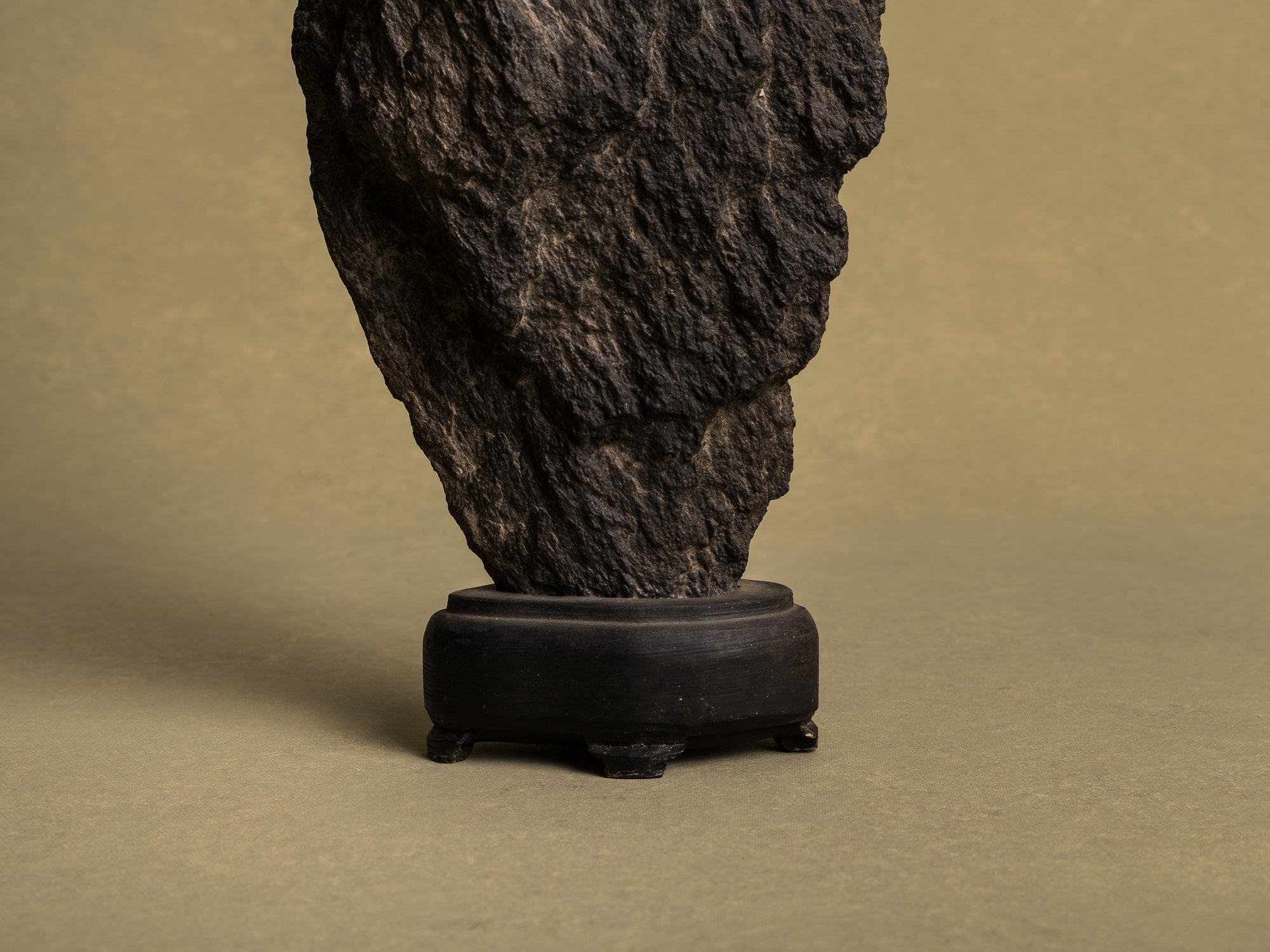 Ancien Suiseki, yamagata‑ishi, pierre‑montagne, Japon (XIXe siècle)..Old Suiseki, mingei yamagata‑ishi montain stone, Japan (19th century)