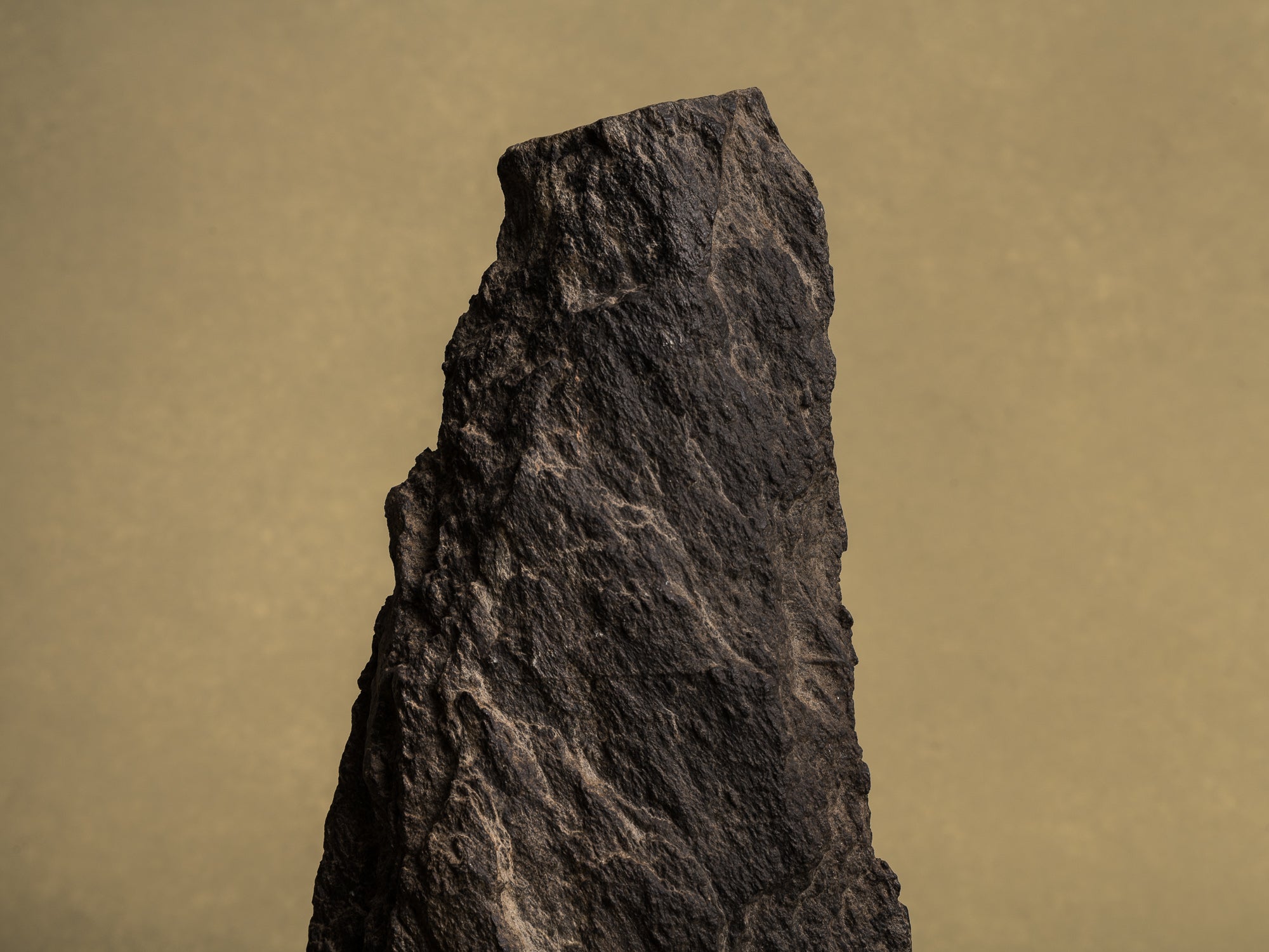 Ancien Suiseki, yamagata‑ishi, pierre‑montagne, Japon (XIXe siècle)..Old Suiseki, mingei yamagata‑ishi montain stone, Japan (19th century)
