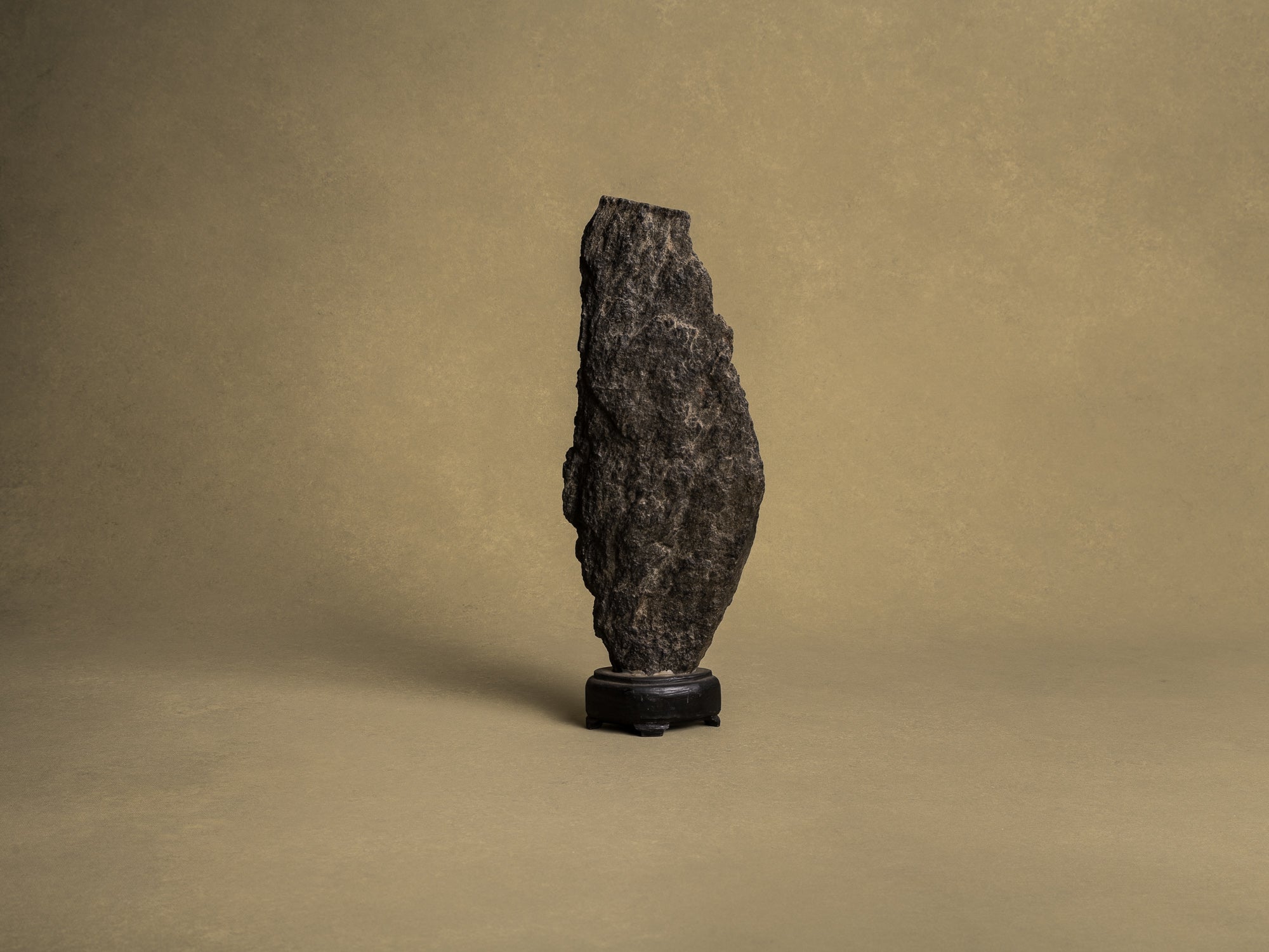Ancien Suiseki, yamagata‑ishi, pierre‑montagne, Japon (XIXe siècle)..Old Suiseki, mingei yamagata‑ishi montain stone, Japan (19th century)