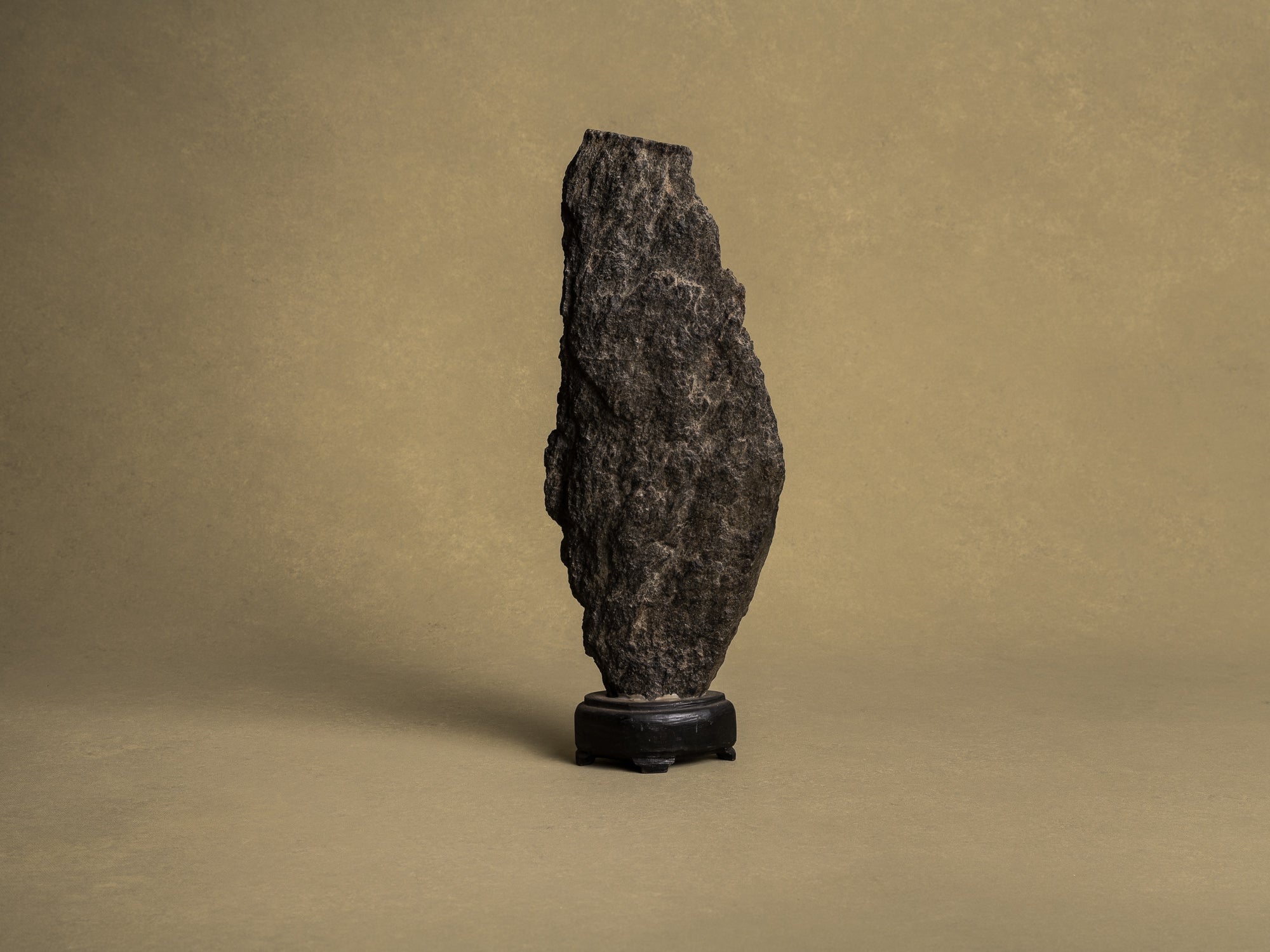 Ancien Suiseki, yamagata‑ishi, pierre‑montagne, Japon (XIXe siècle)..Old Suiseki, mingei yamagata‑ishi montain stone, Japan (19th century)