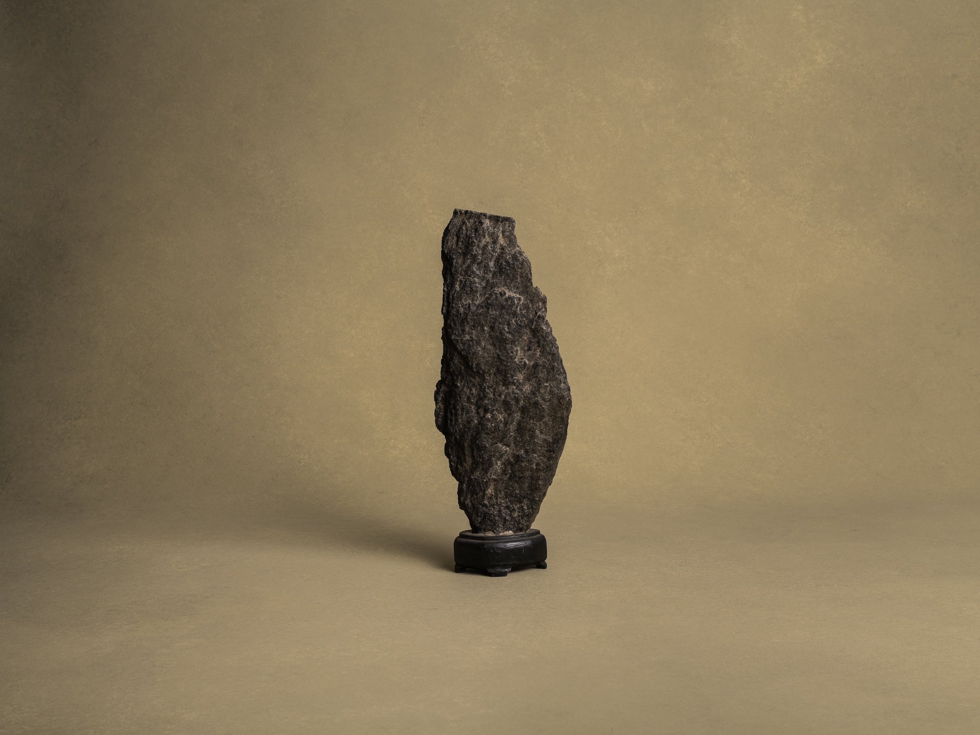 Ancien Suiseki, yamagata‑ishi, pierre‑montagne, Japon (XIXe siècle)..Old Suiseki, mingei yamagata‑ishi montain stone, Japan (19th century)