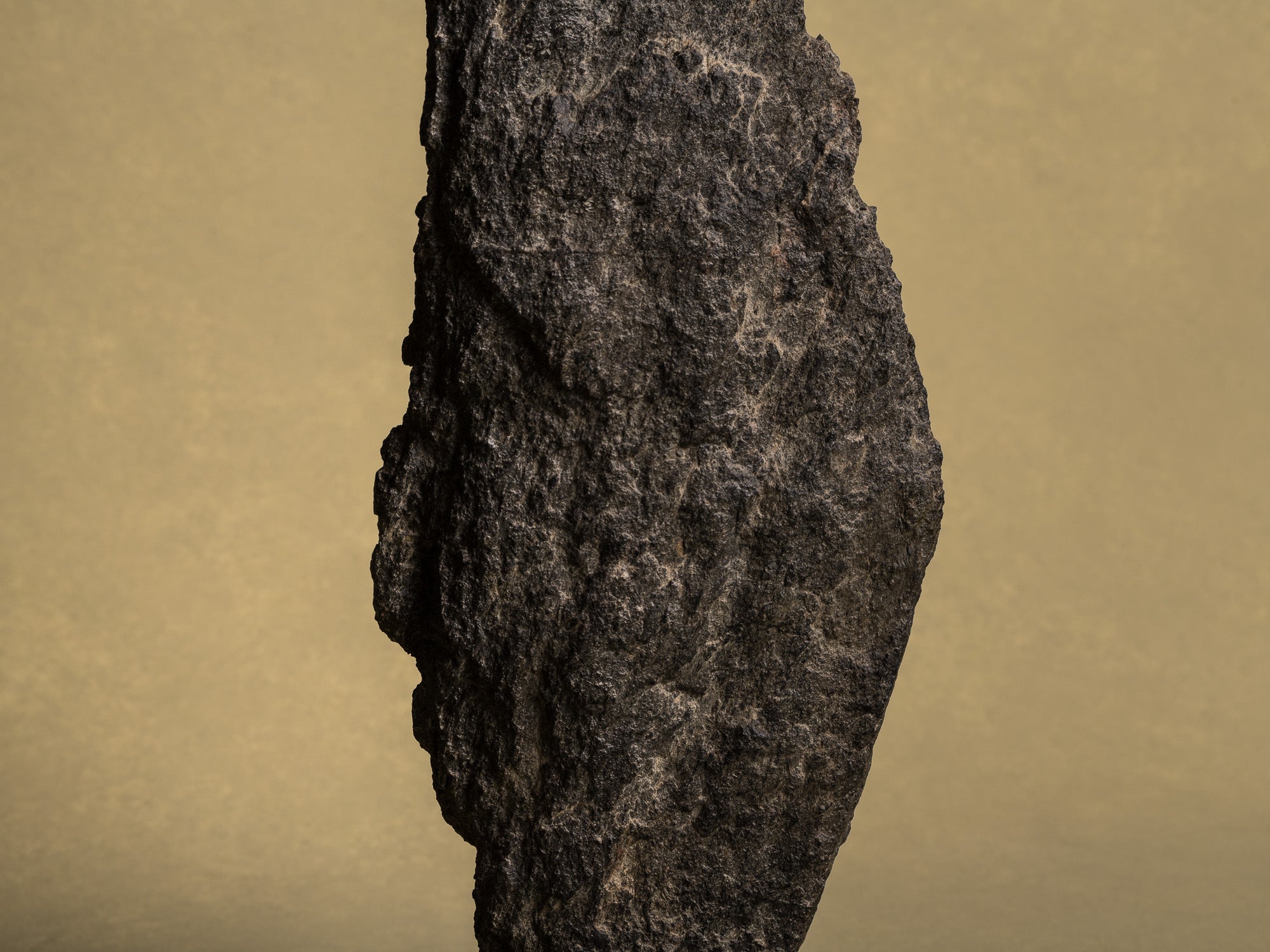 Ancien Suiseki, yamagata‑ishi, pierre‑montagne, Japon (XIXe siècle)..Old Suiseki, mingei yamagata‑ishi montain stone, Japan (19th century)