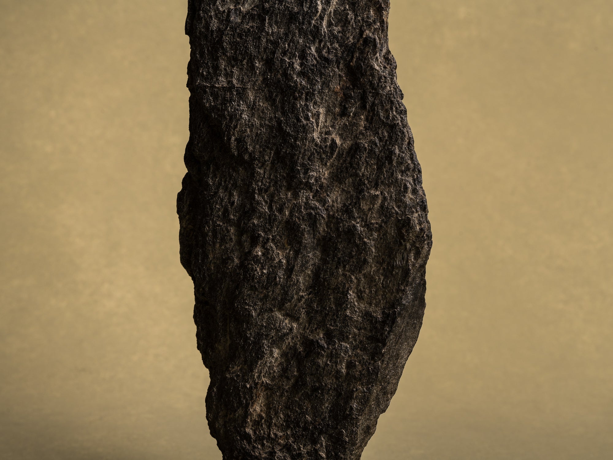 Ancien Suiseki, yamagata‑ishi, pierre‑montagne, Japon (XIXe siècle)..Old Suiseki, mingei yamagata‑ishi montain stone, Japan (19th century)