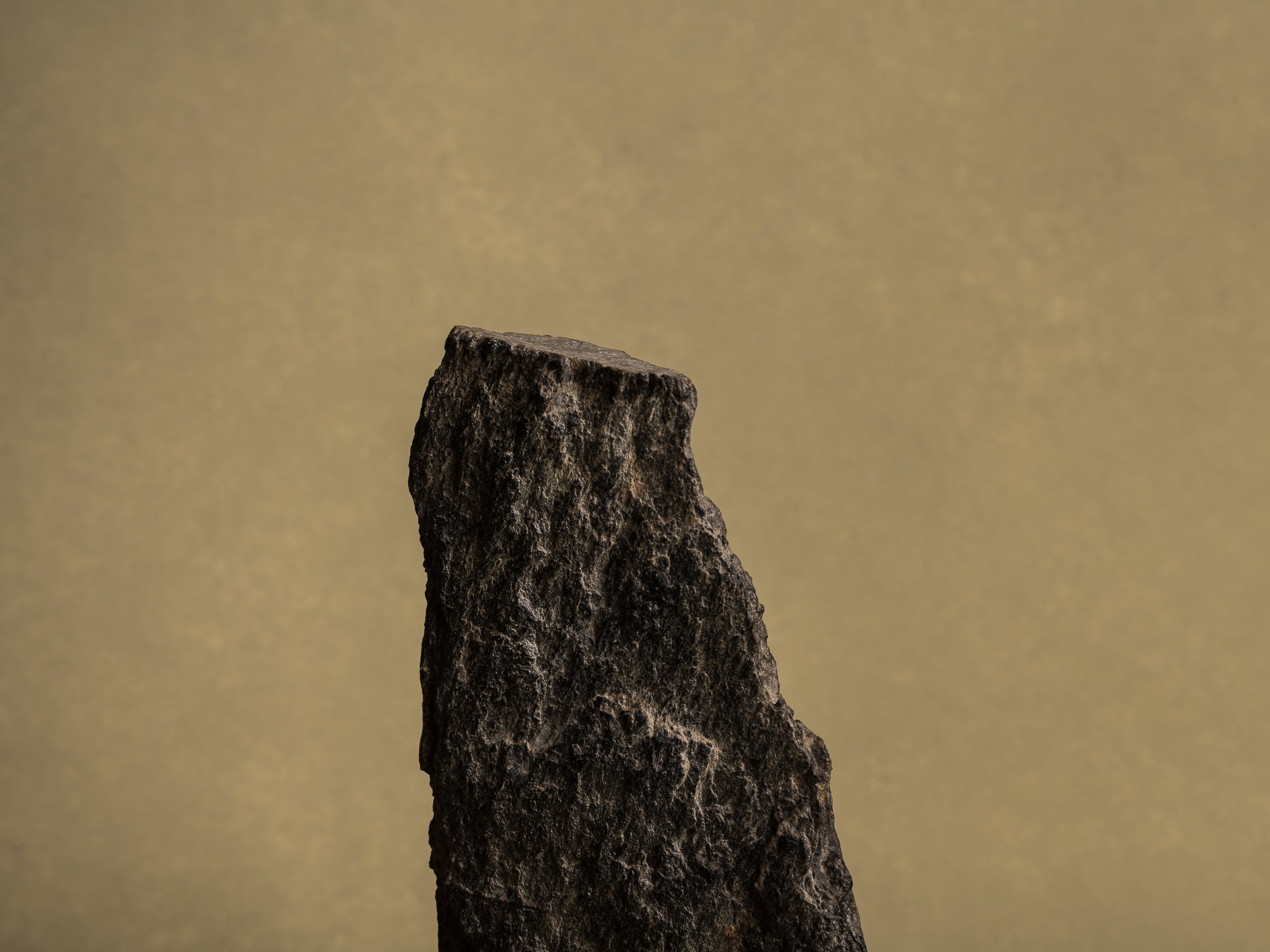 Ancien Suiseki, yamagata‑ishi, pierre‑montagne, Japon (XIXe siècle)..Old Suiseki, mingei yamagata‑ishi montain stone, Japan (19th century)