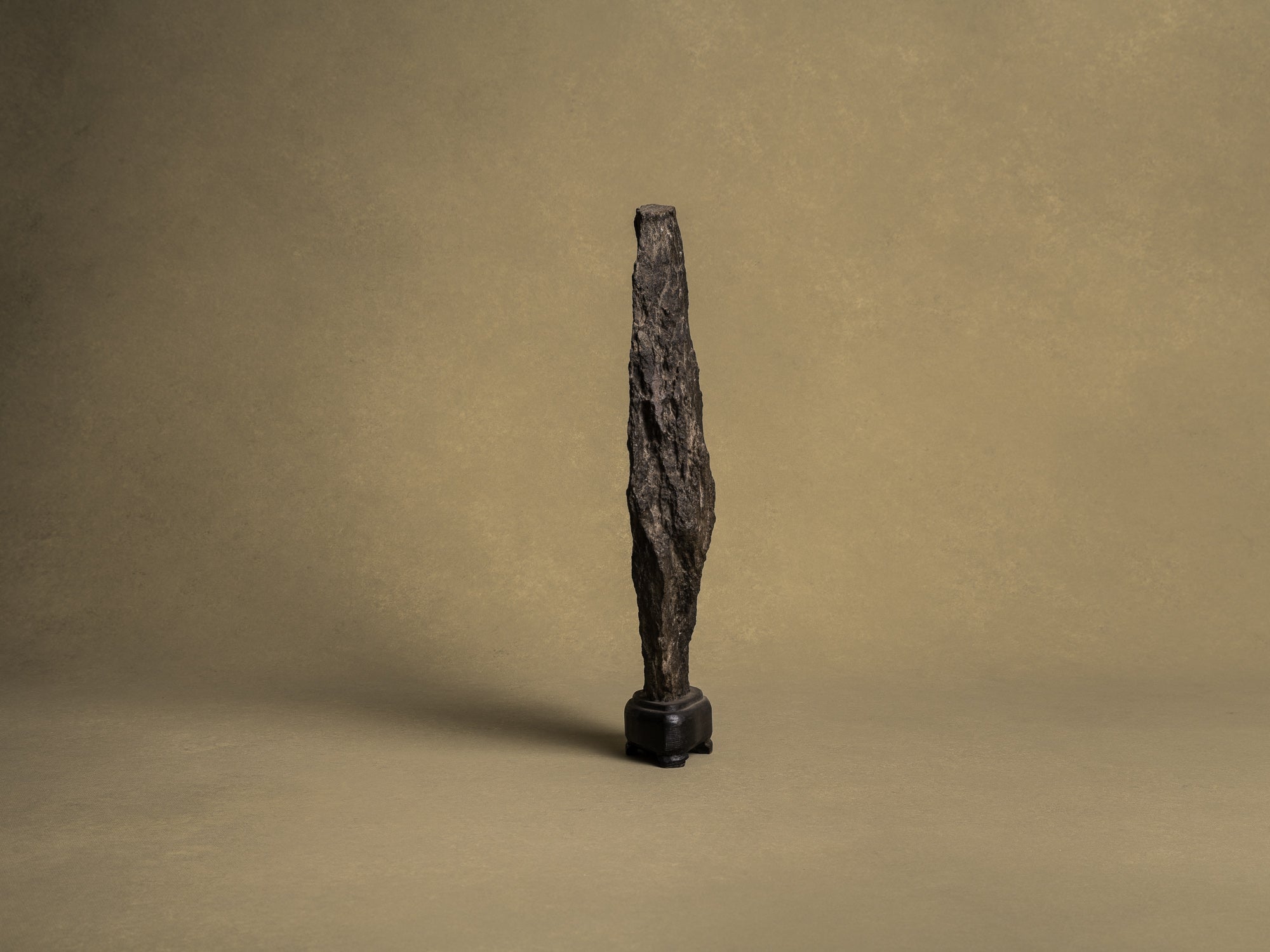 Ancien Suiseki, yamagata‑ishi, pierre‑montagne, Japon (XIXe siècle)..Old Suiseki, mingei yamagata‑ishi montain stone, Japan (19th century)