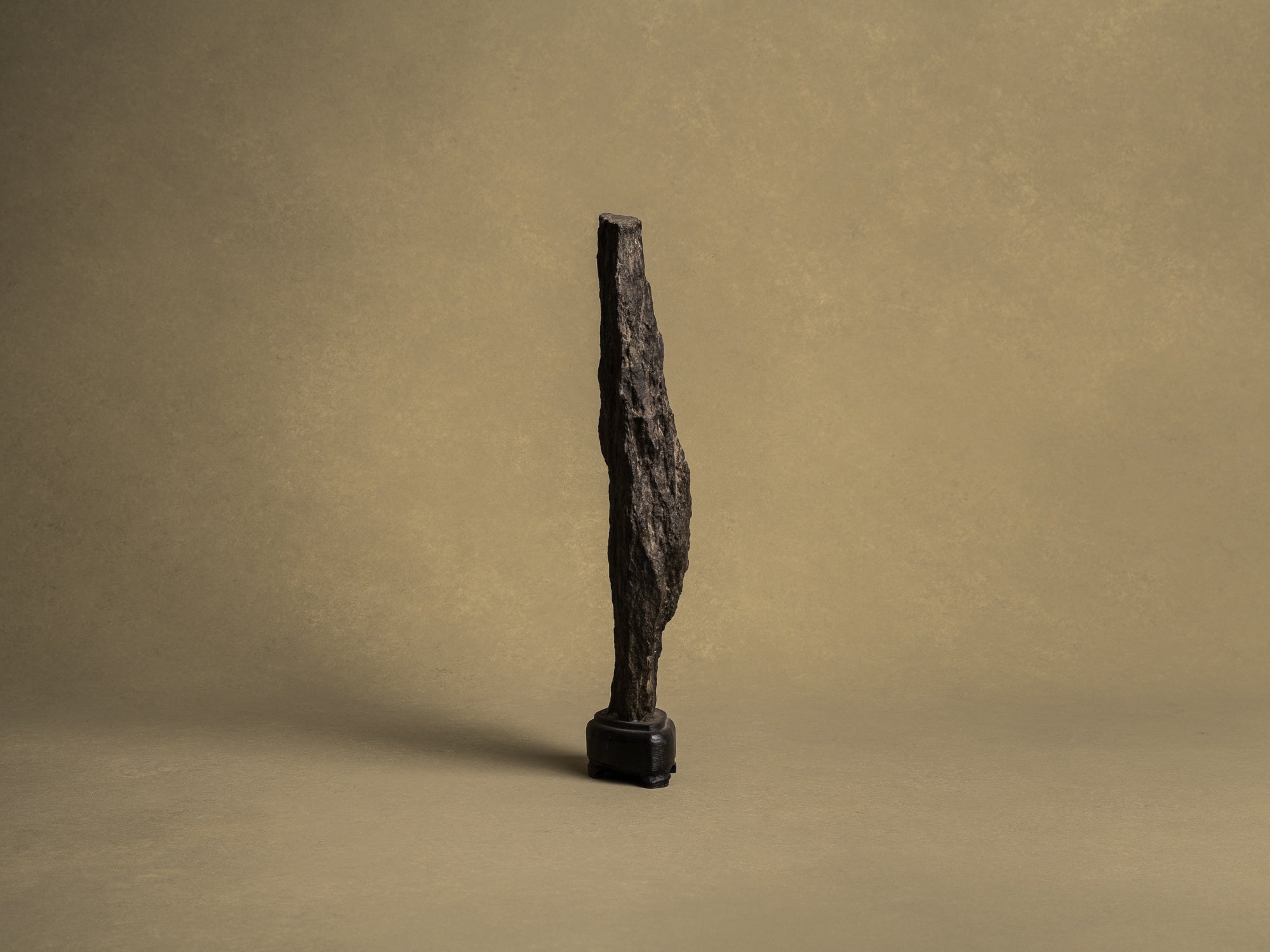 Ancien Suiseki, yamagata‑ishi, pierre‑montagne, Japon (XIXe siècle)..Old Suiseki, mingei yamagata‑ishi montain stone, Japan (19th century)