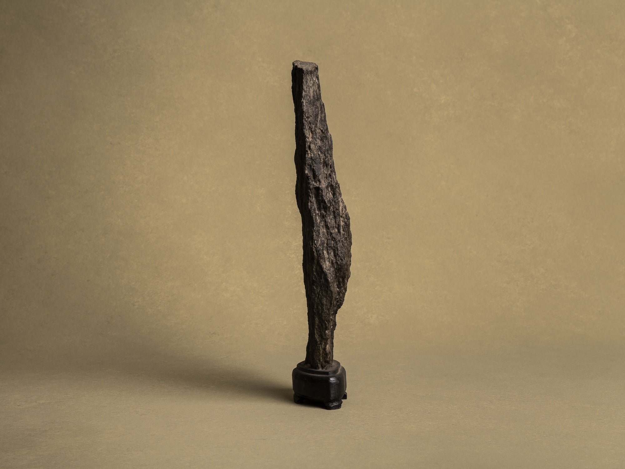 Ancien Suiseki, yamagata‑ishi, pierre‑montagne, Japon (XIXe siècle)..Old Suiseki, mingei yamagata‑ishi montain stone, Japan (19th century)