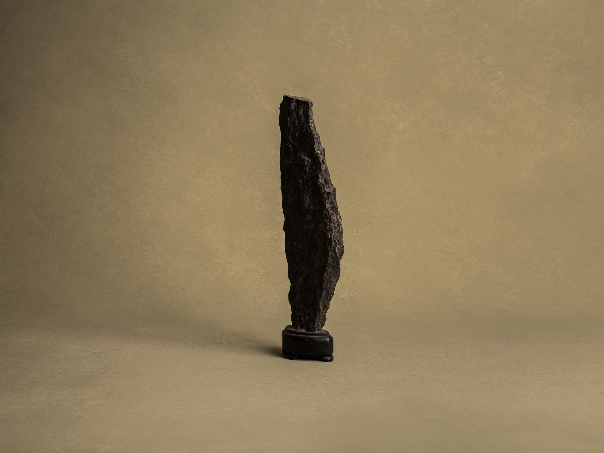 Ancien Suiseki, yamagata‑ishi, pierre‑montagne, Japon (XIXe siècle)..Old Suiseki, mingei yamagata‑ishi montain stone, Japan (19th century)