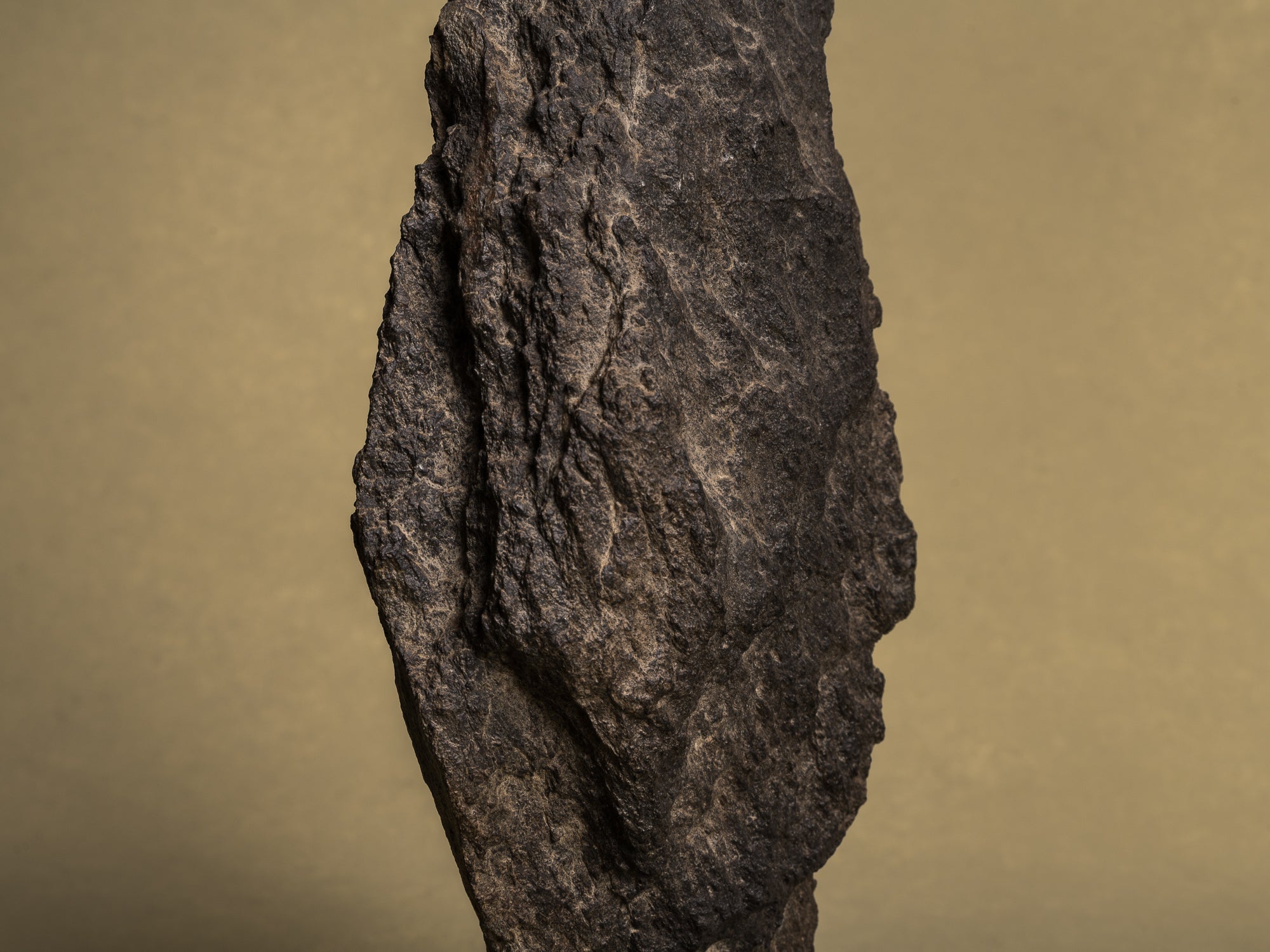 Ancien Suiseki, yamagata‑ishi, pierre‑montagne, Japon (XIXe siècle)..Old Suiseki, mingei yamagata‑ishi montain stone, Japan (19th century)