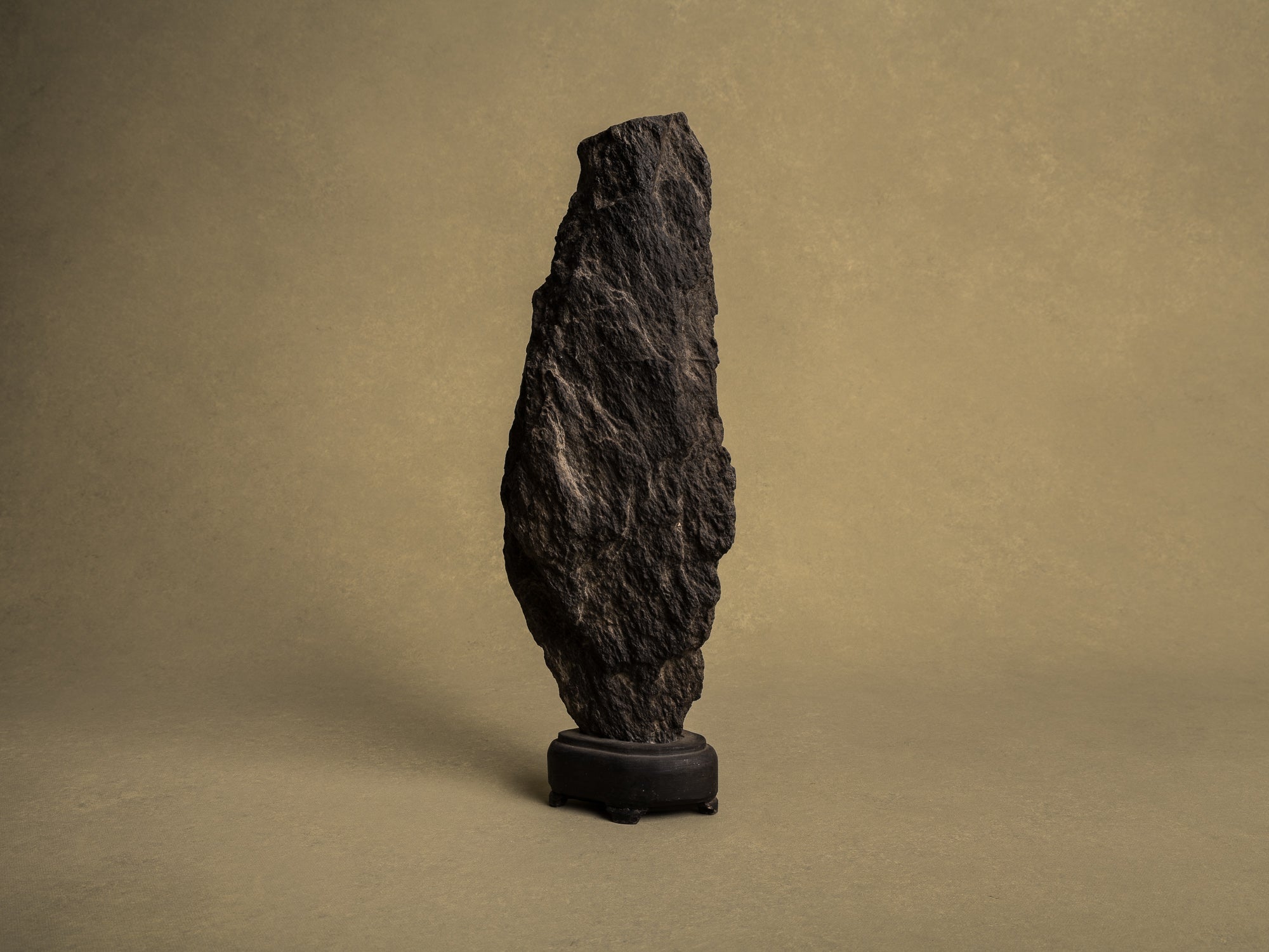 Ancien Suiseki, yamagata‑ishi, pierre‑montagne, Japon (XIXe siècle)..Old Suiseki, mingei yamagata‑ishi montain stone, Japan (19th century)