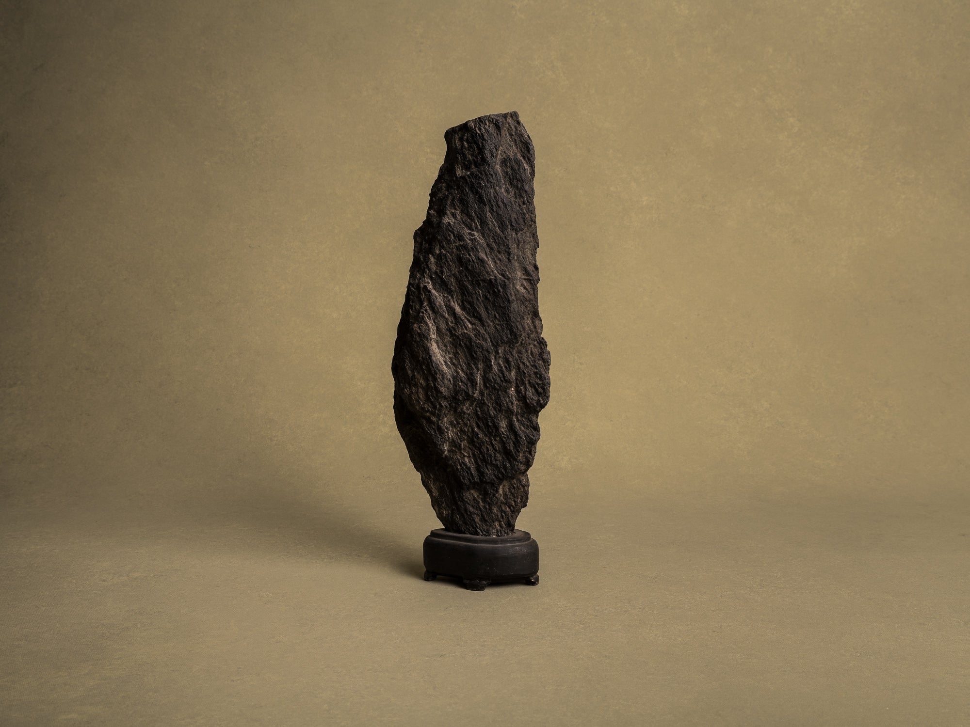 Ancien Suiseki, yamagata‑ishi, pierre‑montagne, Japon (XIXe siècle)..Old Suiseki, mingei yamagata‑ishi montain stone, Japan (19th century)