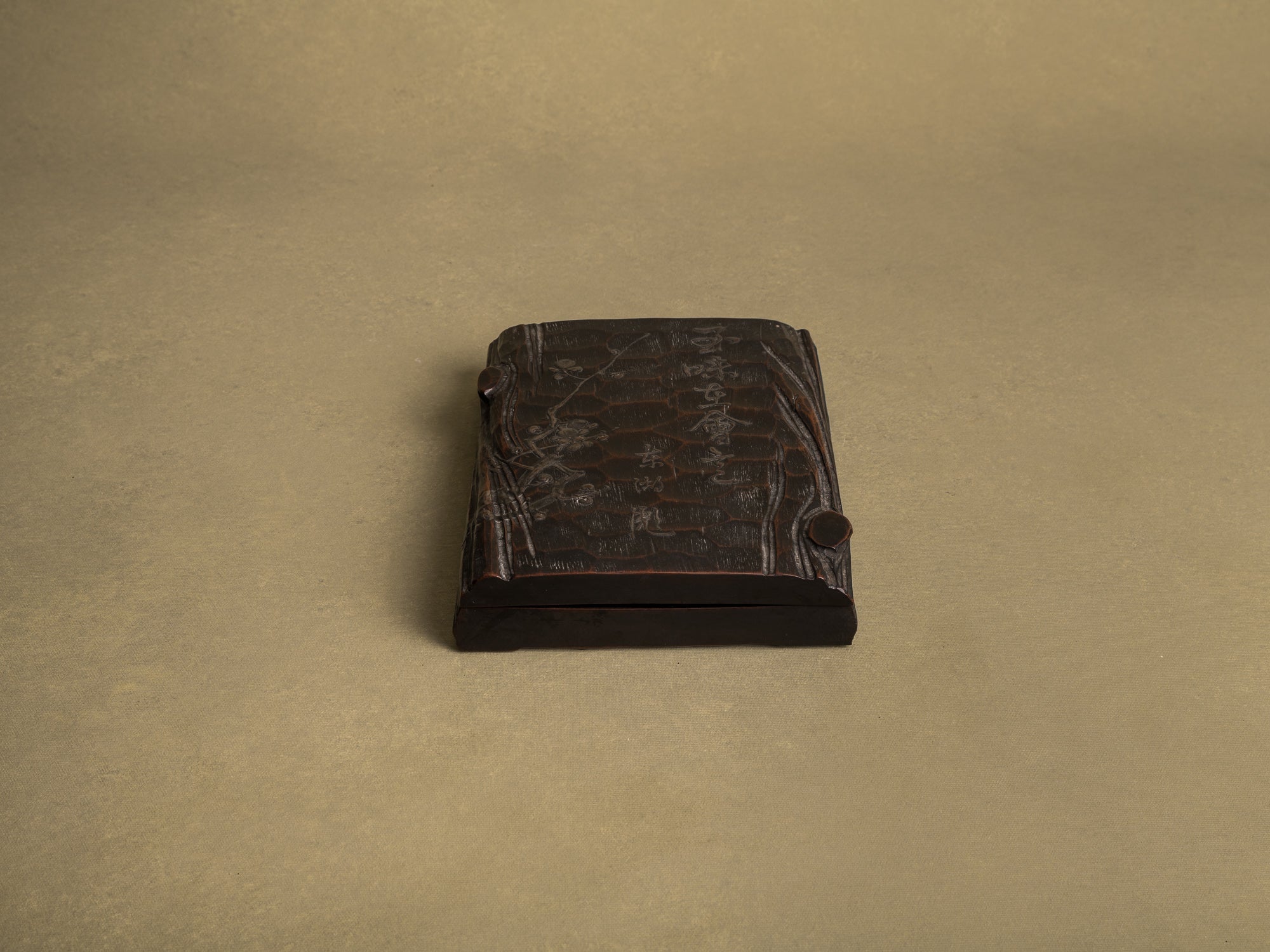 Écritoire, suzuribako, en bois de cryptomeria et laque, Japon (Ère Meiji, vers 1880)..Mingei Suzuribako urushi writing case in lacquered cryptomeria wood, Japan (Meiji Era, circa 1880)