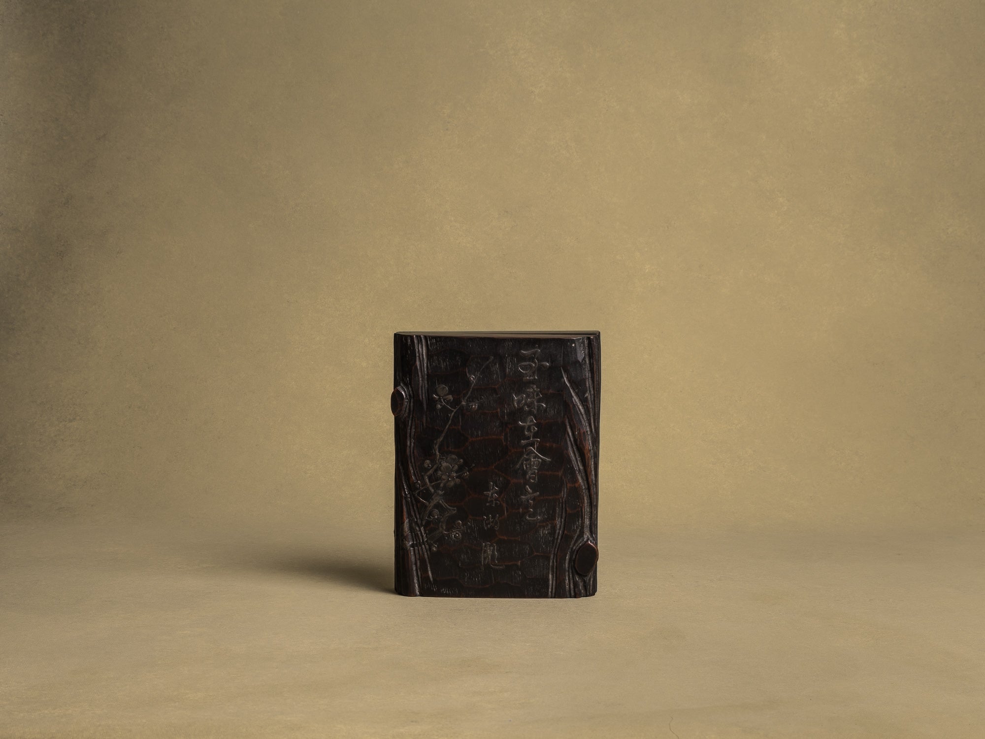 Écritoire, suzuribako, en bois de cryptomeria et laque, Japon (Ère Meiji, vers 1880)..Mingei Suzuribako urushi writing case in lacquered cryptomeria wood, Japan (Meiji Era, circa 1880)