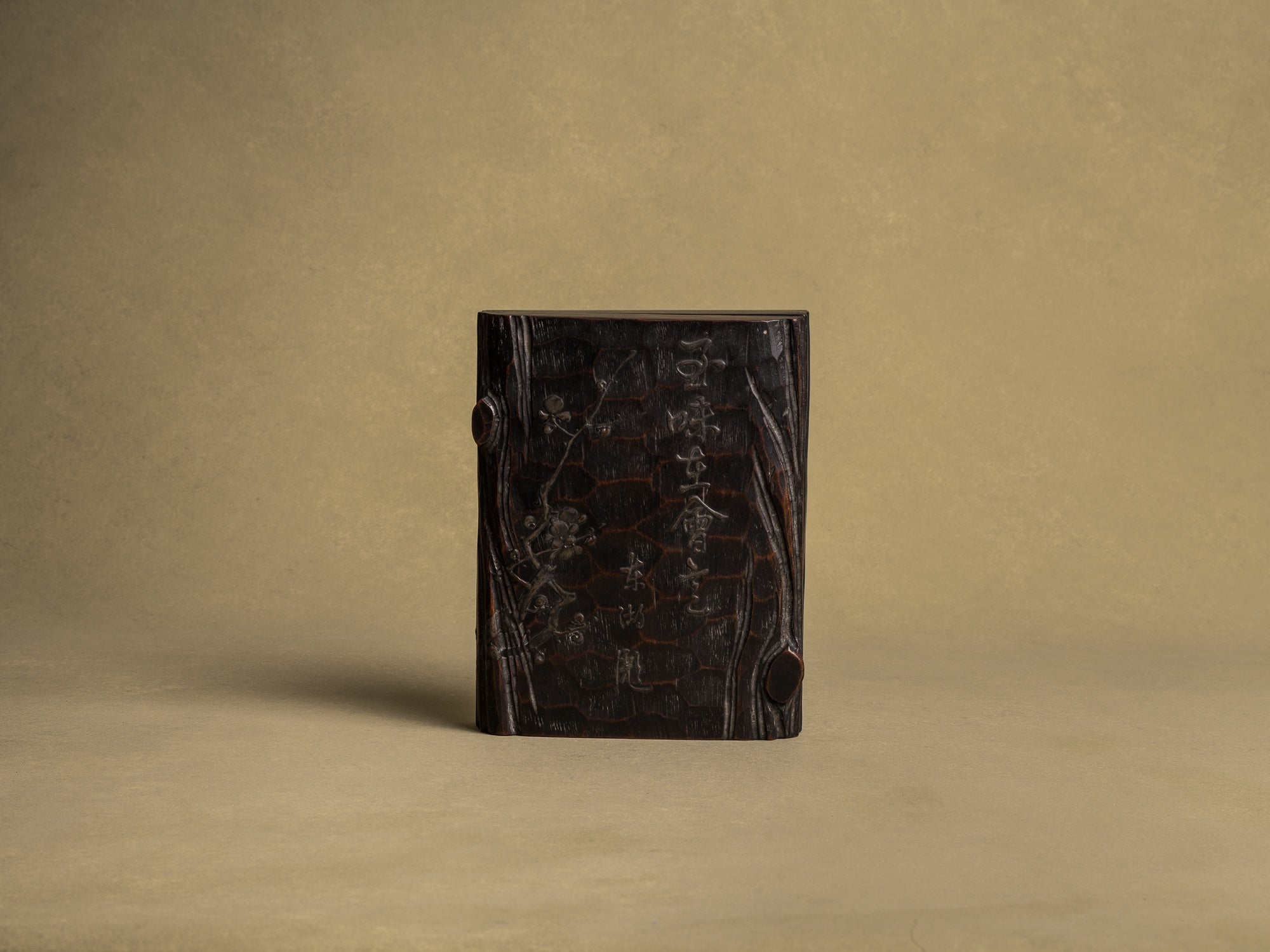 Écritoire, suzuribako, en bois de cryptomeria et laque, Japon (Ère Meiji, vers 1880)..Mingei Suzuribako urushi writing case in lacquered cryptomeria wood, Japan (Meiji Era, circa 1880)