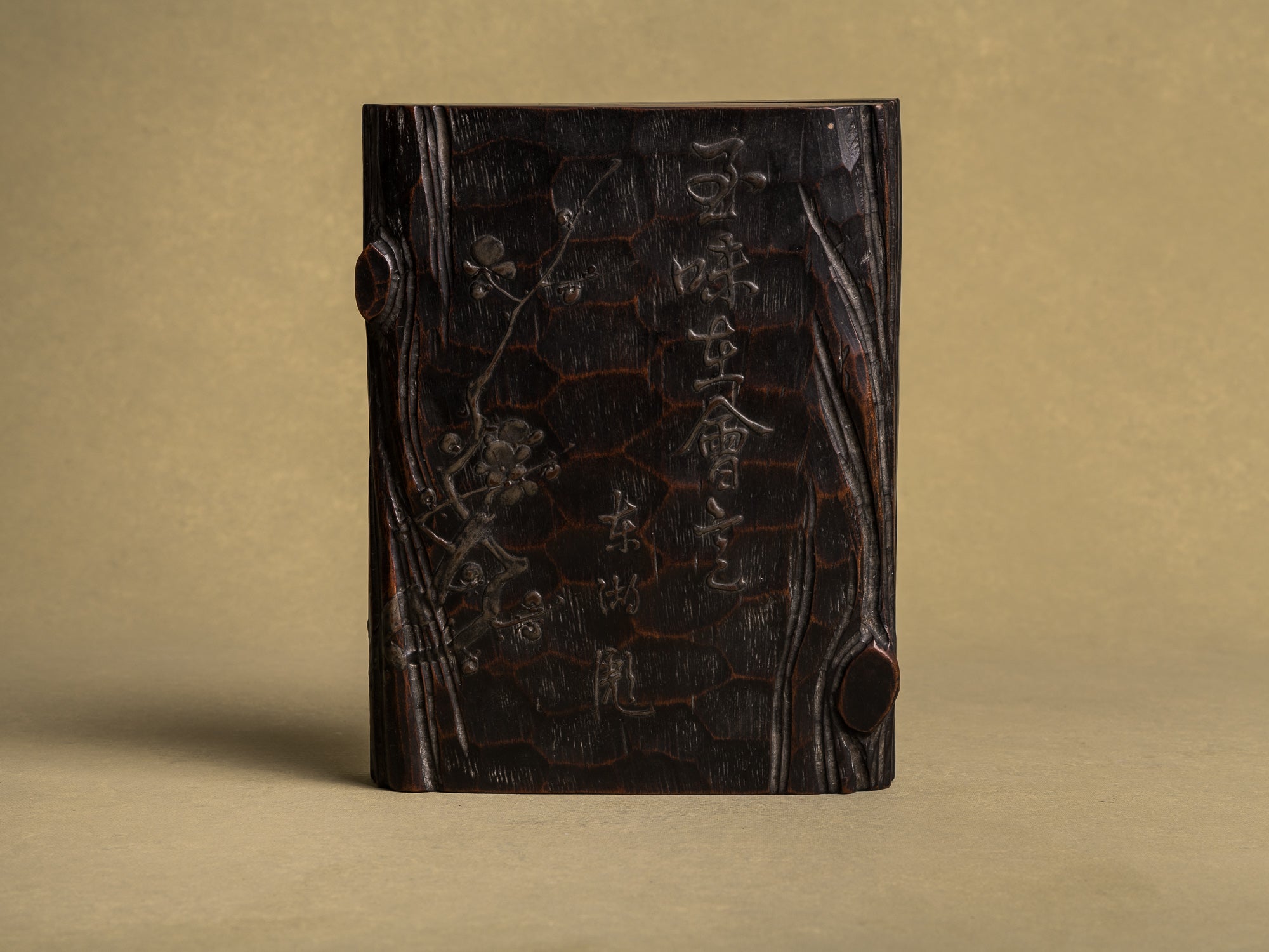 Écritoire, suzuribako, en bois de cryptomeria et laque, Japon (Ère Meiji, vers 1880)..Mingei Suzuribako urushi writing case in lacquered cryptomeria wood, Japan (Meiji Era, circa 1880)