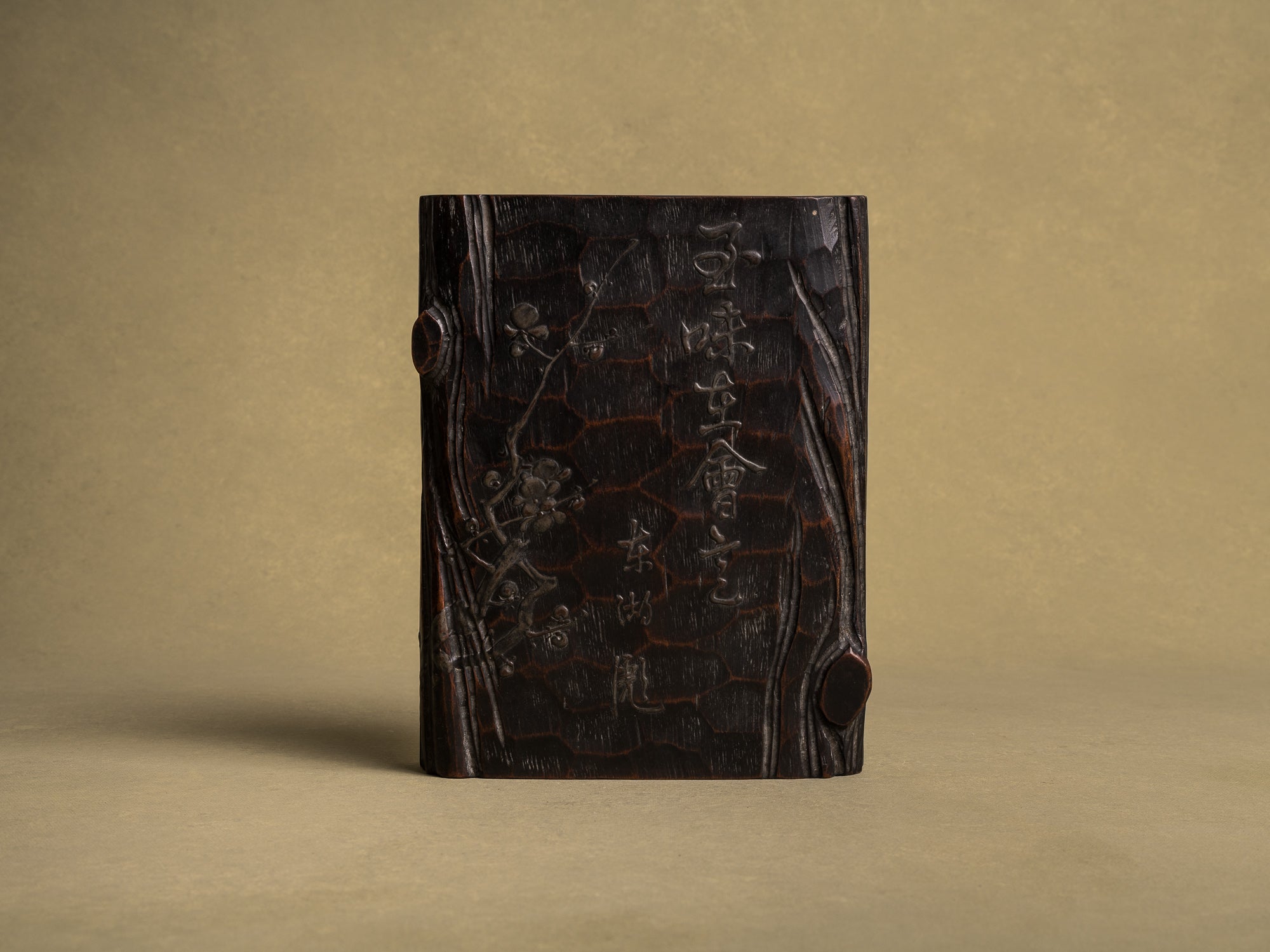 Écritoire, suzuribako, en bois de cryptomeria et laque, Japon (Ère Meiji, vers 1880)..Mingei Suzuribako urushi writing case in lacquered cryptomeria wood, Japan (Meiji Era, circa 1880)