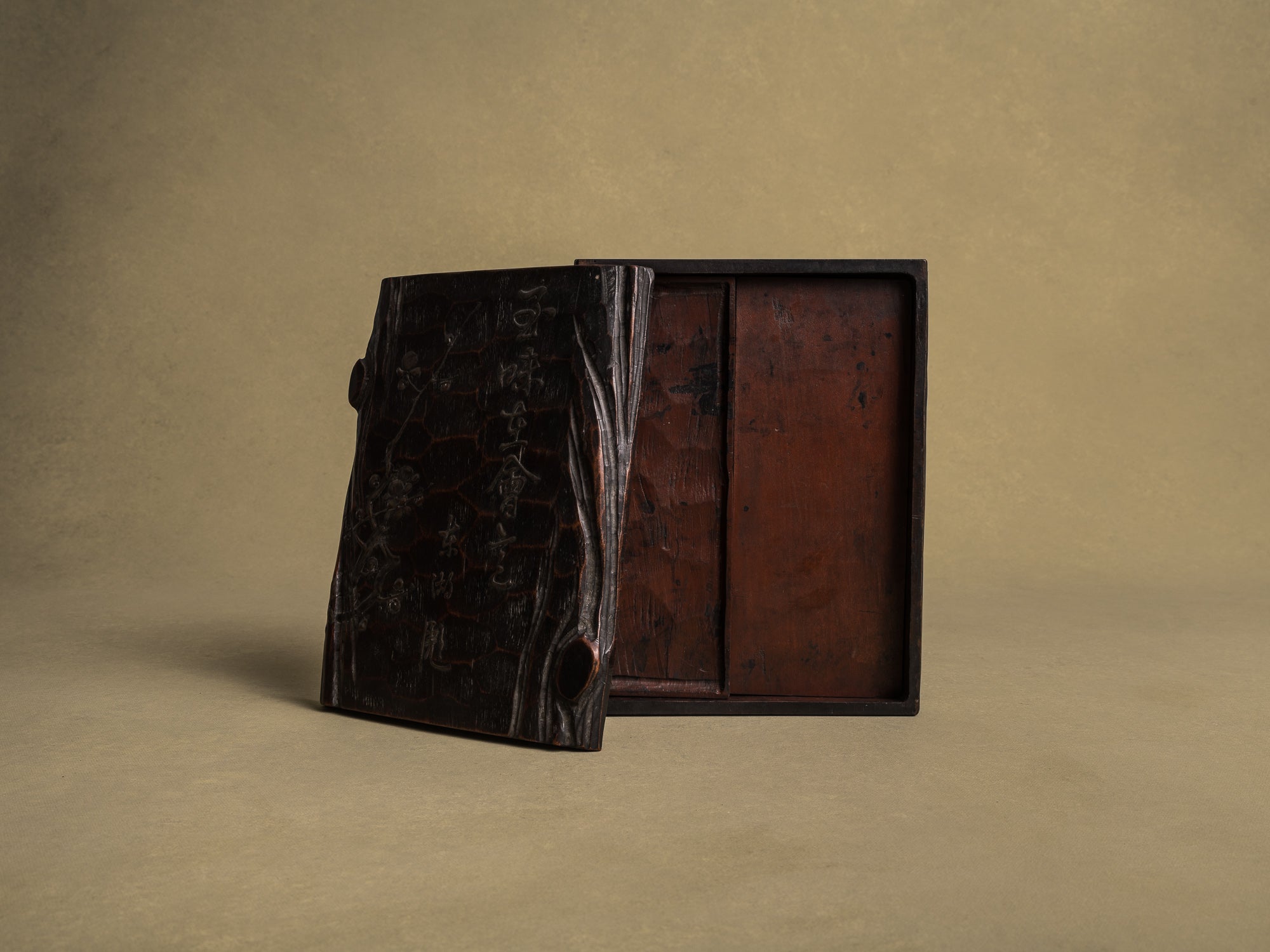 Écritoire, suzuribako, en bois de cryptomeria et laque, Japon (Ère Meiji, vers 1880)..Mingei Suzuribako urushi writing case in lacquered cryptomeria wood, Japan (Meiji Era, circa 1880)