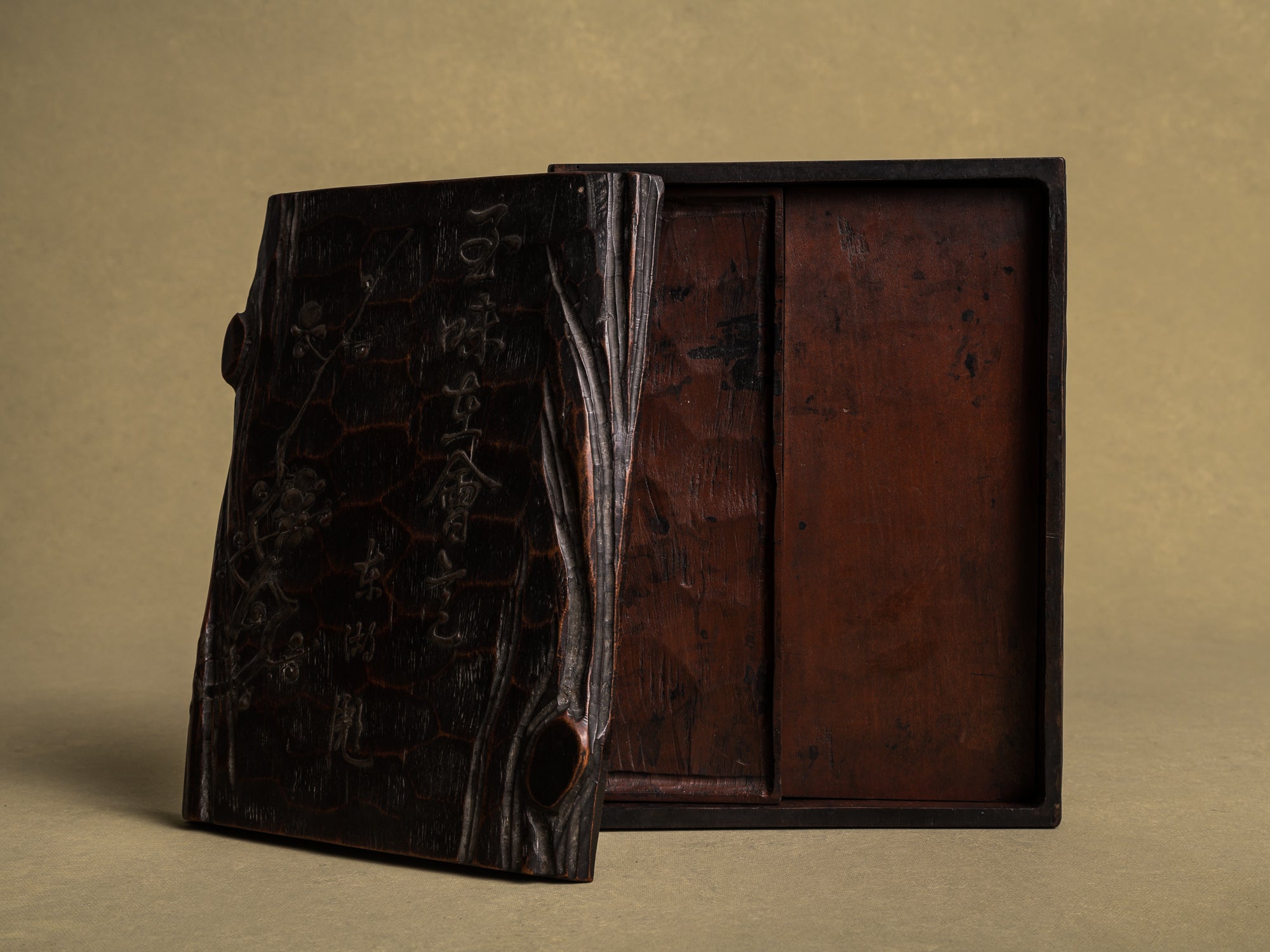 Écritoire, suzuribako, en bois de cryptomeria et laque, Japon (Ère Meiji, vers 1880)..Mingei Suzuribako urushi writing case in lacquered cryptomeria wood, Japan (Meiji Era, circa 1880)