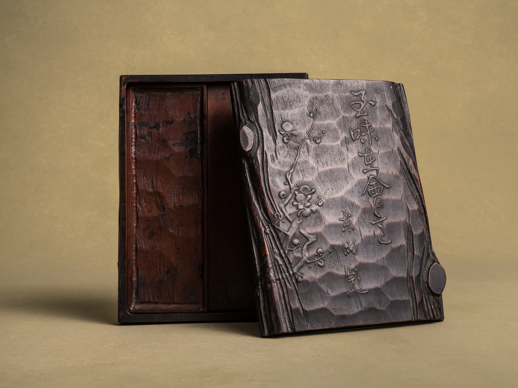 Écritoire, suzuribako, en bois de cryptomeria et laque, Japon (Ère Meiji, vers 1880)..Mingei Suzuribako urushi writing case in lacquered cryptomeria wood, Japan (Meiji Era, circa 1880)