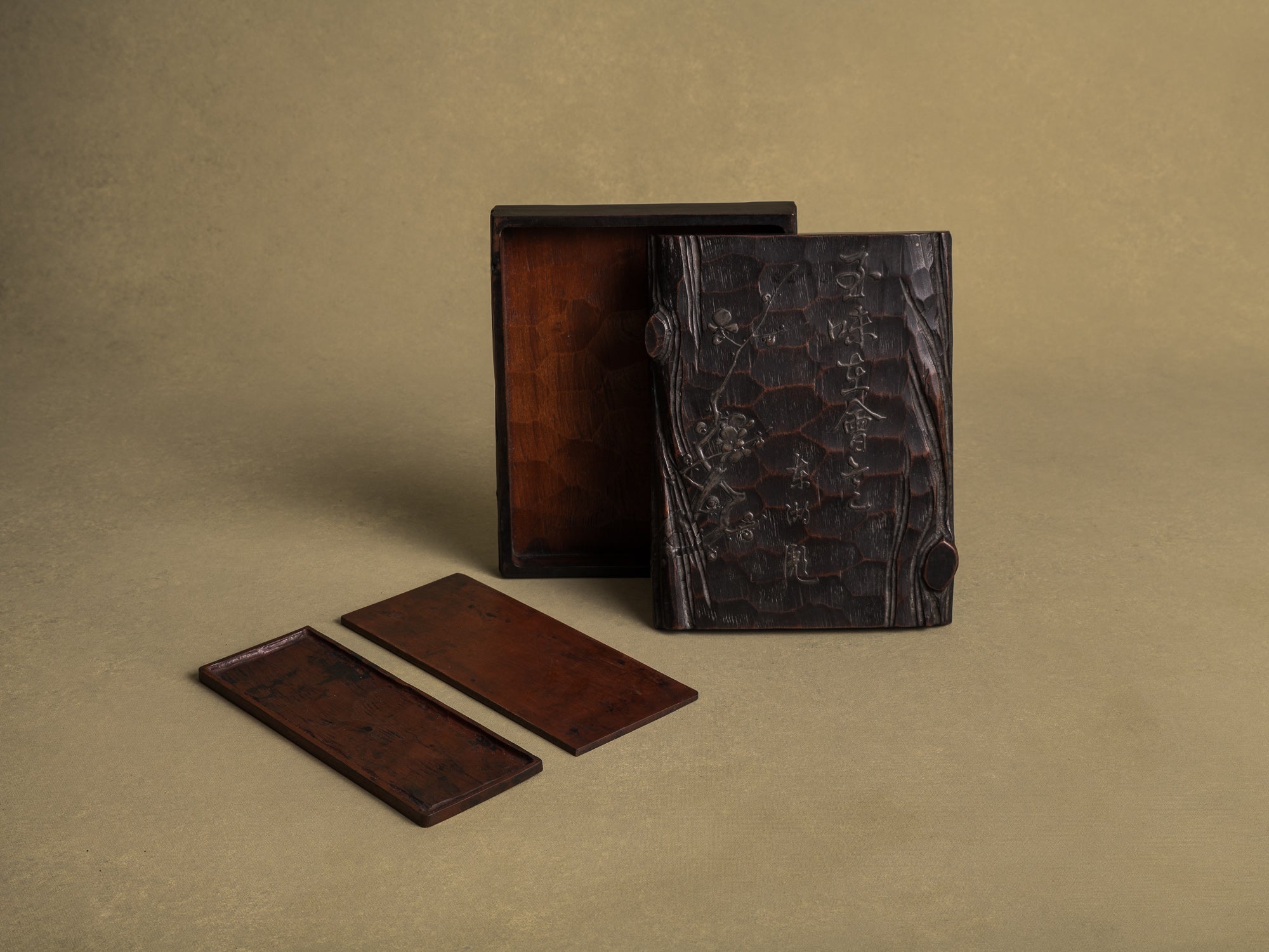 Écritoire, suzuribako, en bois de cryptomeria et laque, Japon (Ère Meiji, vers 1880)..Mingei Suzuribako urushi writing case in lacquered cryptomeria wood, Japan (Meiji Era, circa 1880)