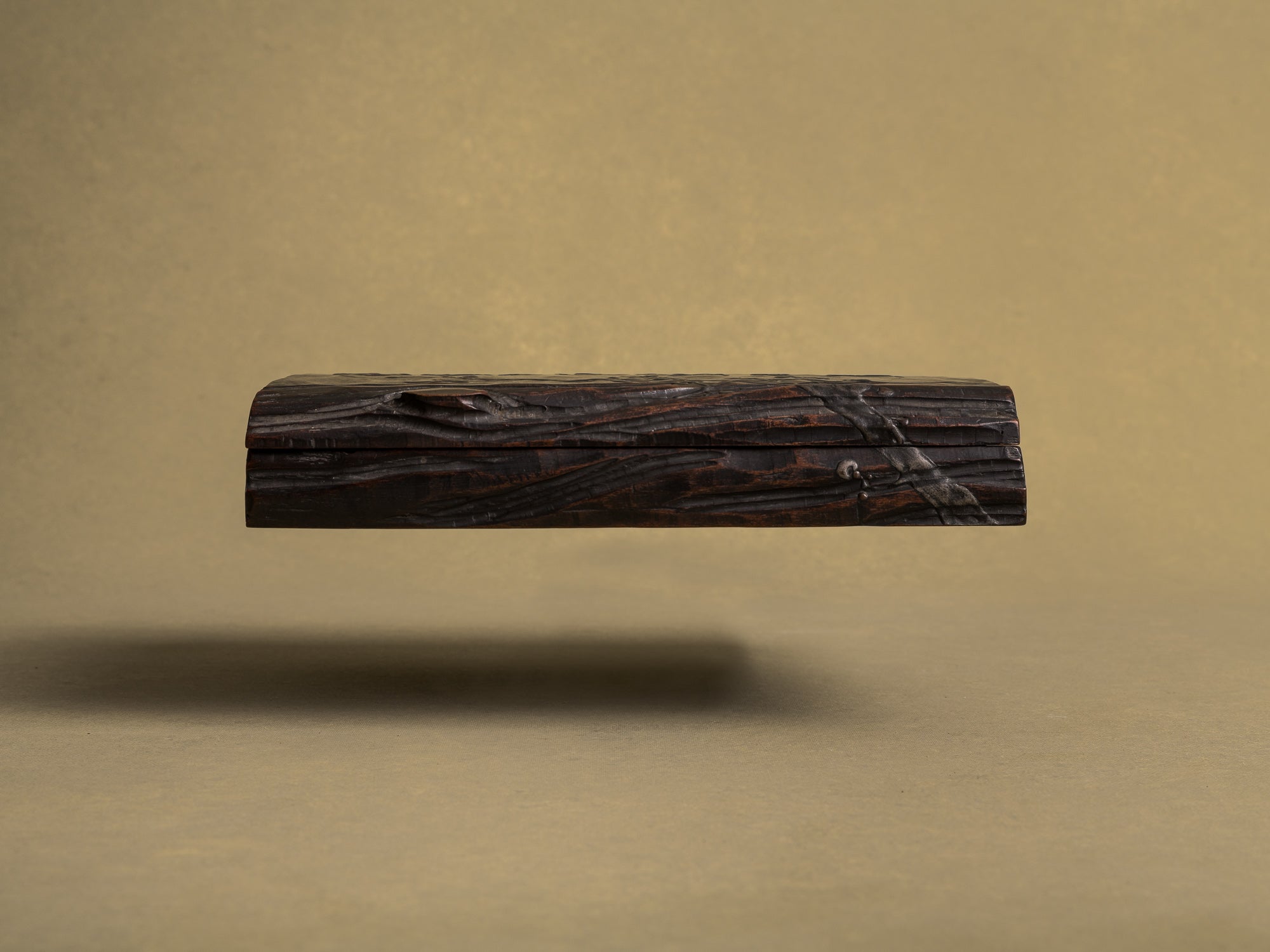 Écritoire, suzuribako, en bois de cryptomeria et laque, Japon (Ère Meiji, vers 1880)..Mingei Suzuribako urushi writing case in lacquered cryptomeria wood, Japan (Meiji Era, circa 1880)