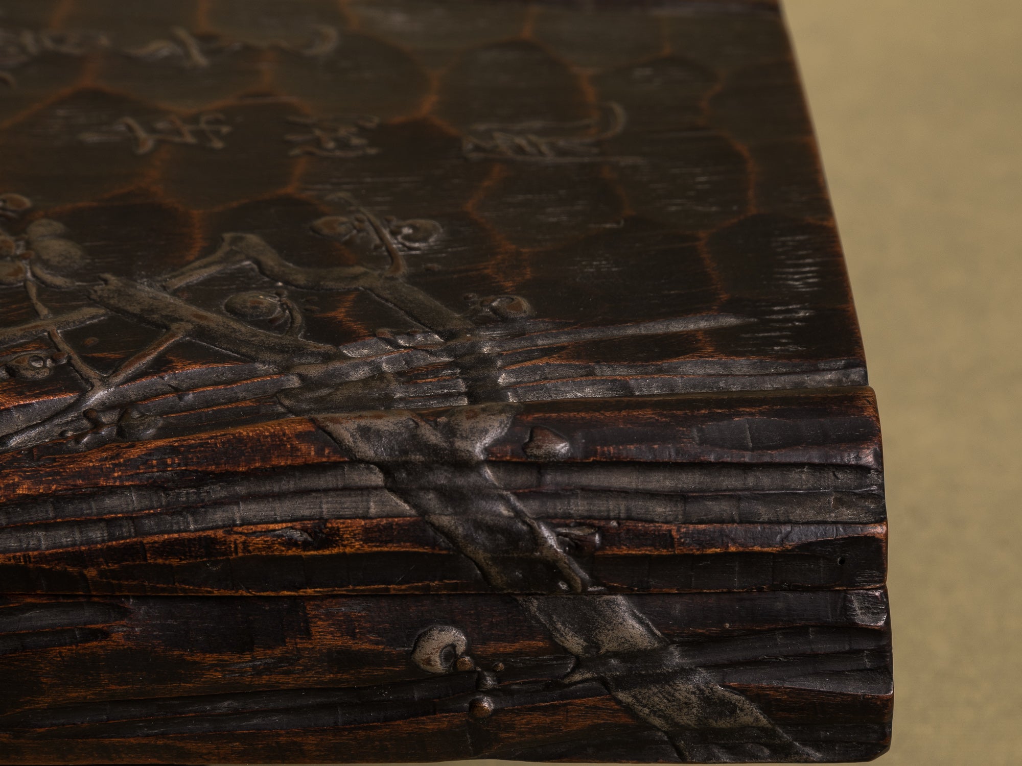 Écritoire, suzuribako, en bois de cryptomeria et laque, Japon (Ère Meiji, vers 1880)..Mingei Suzuribako urushi writing case in lacquered cryptomeria wood, Japan (Meiji Era, circa 1880)