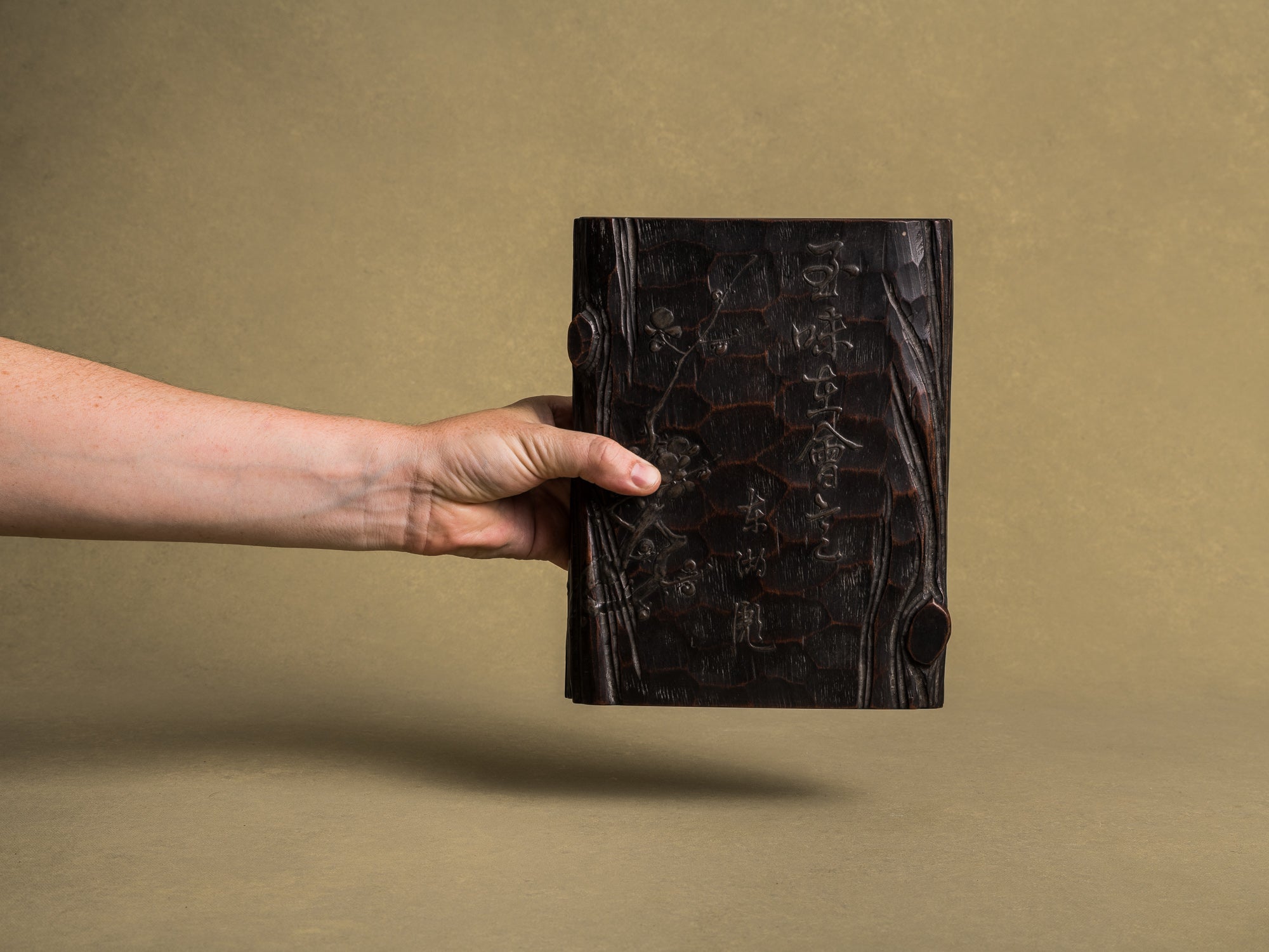 Écritoire, suzuribako, en bois de cryptomeria et laque, Japon (Ère Meiji, vers 1880)..Mingei Suzuribako urushi writing case in lacquered cryptomeria wood, Japan (Meiji Era, circa 1880)