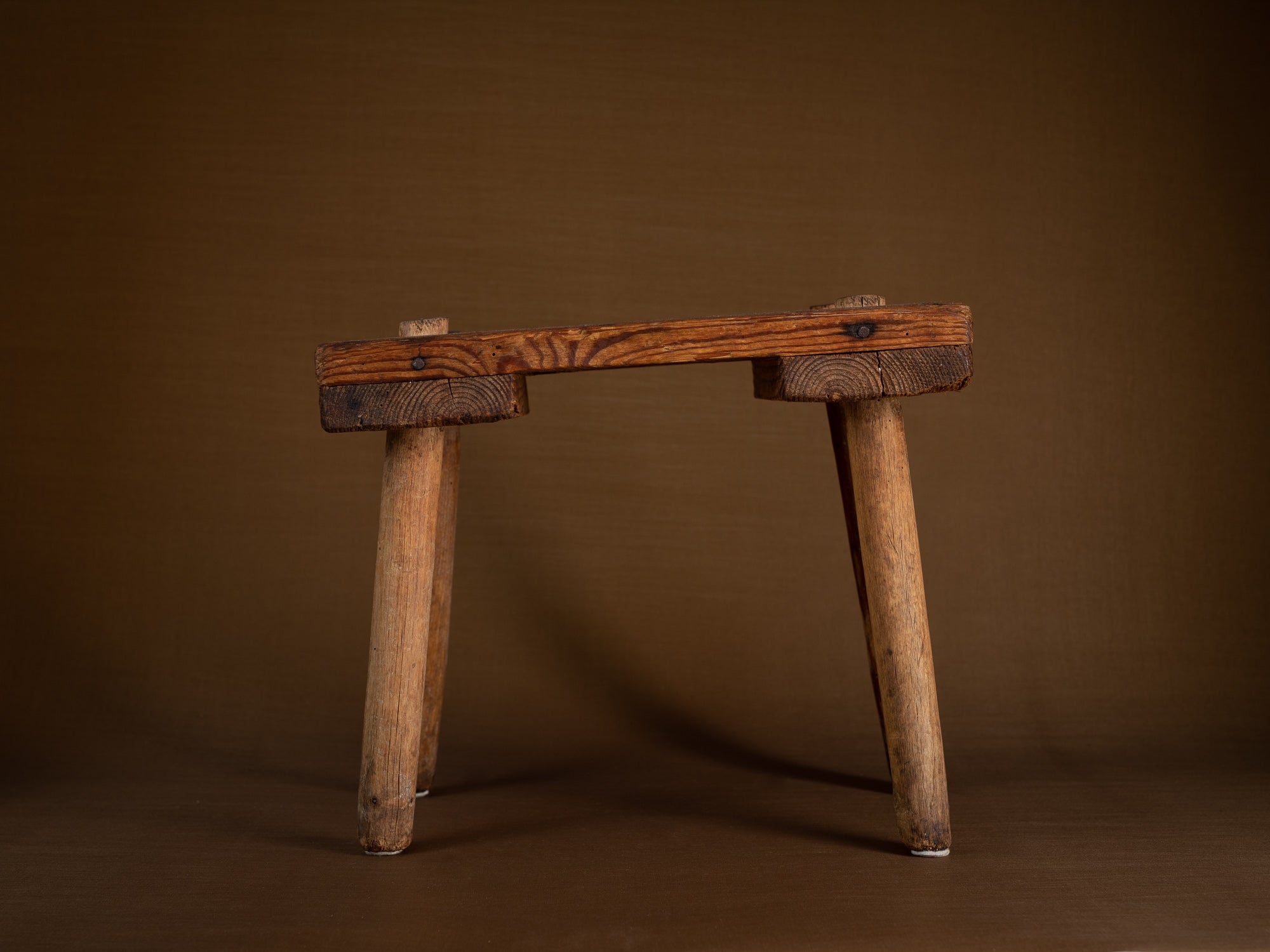 Tabouret de traite paysan, Suède (Fin du XIXe/ début du XXe siècle)..Peasant milk stool, Sweden (late 19th/early 20th century)