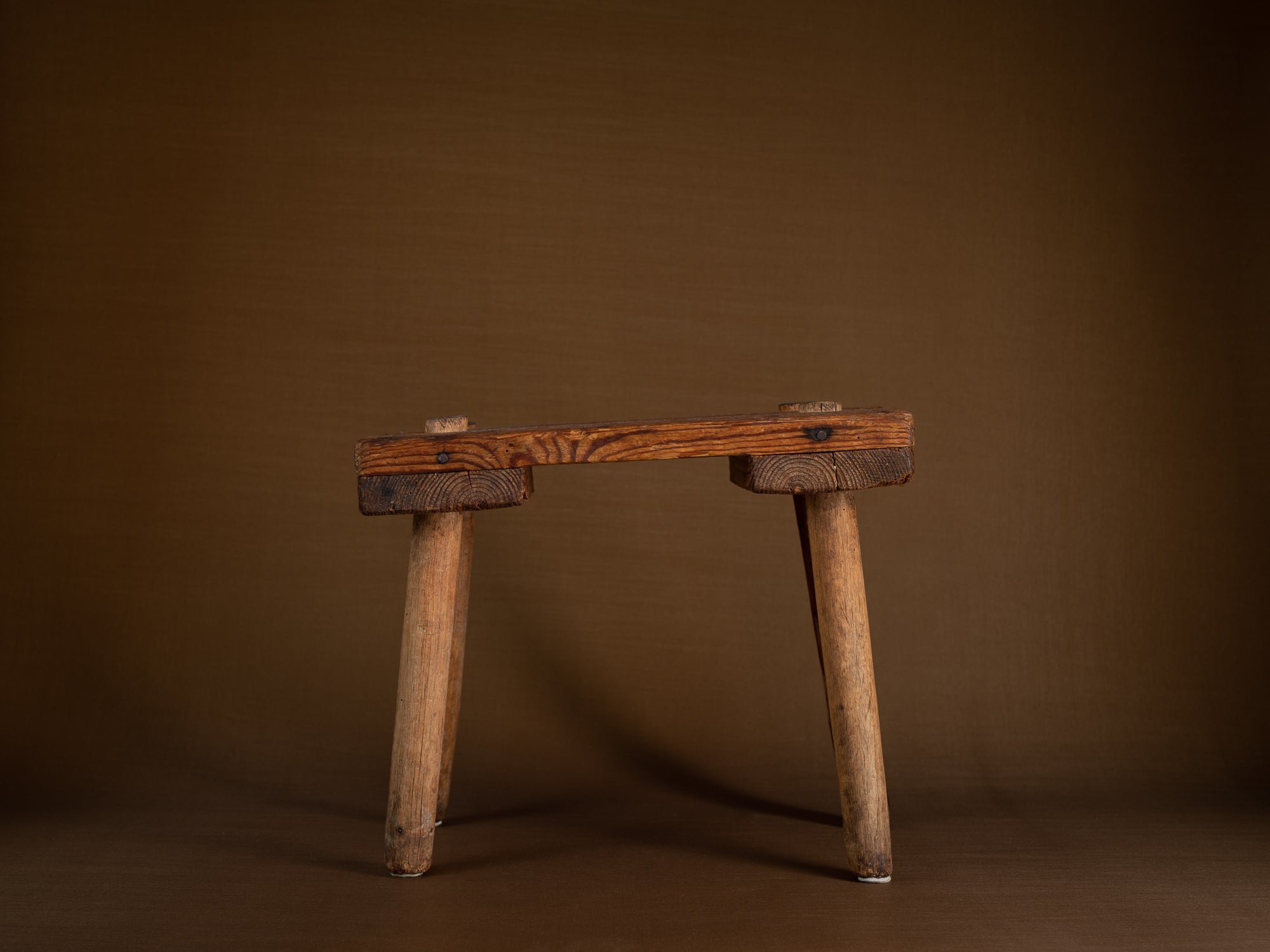 Tabouret de traite paysan, Suède (Fin du XIXe/ début du XXe siècle)..Peasant milk stool, Sweden (late 19th/early 20th century)