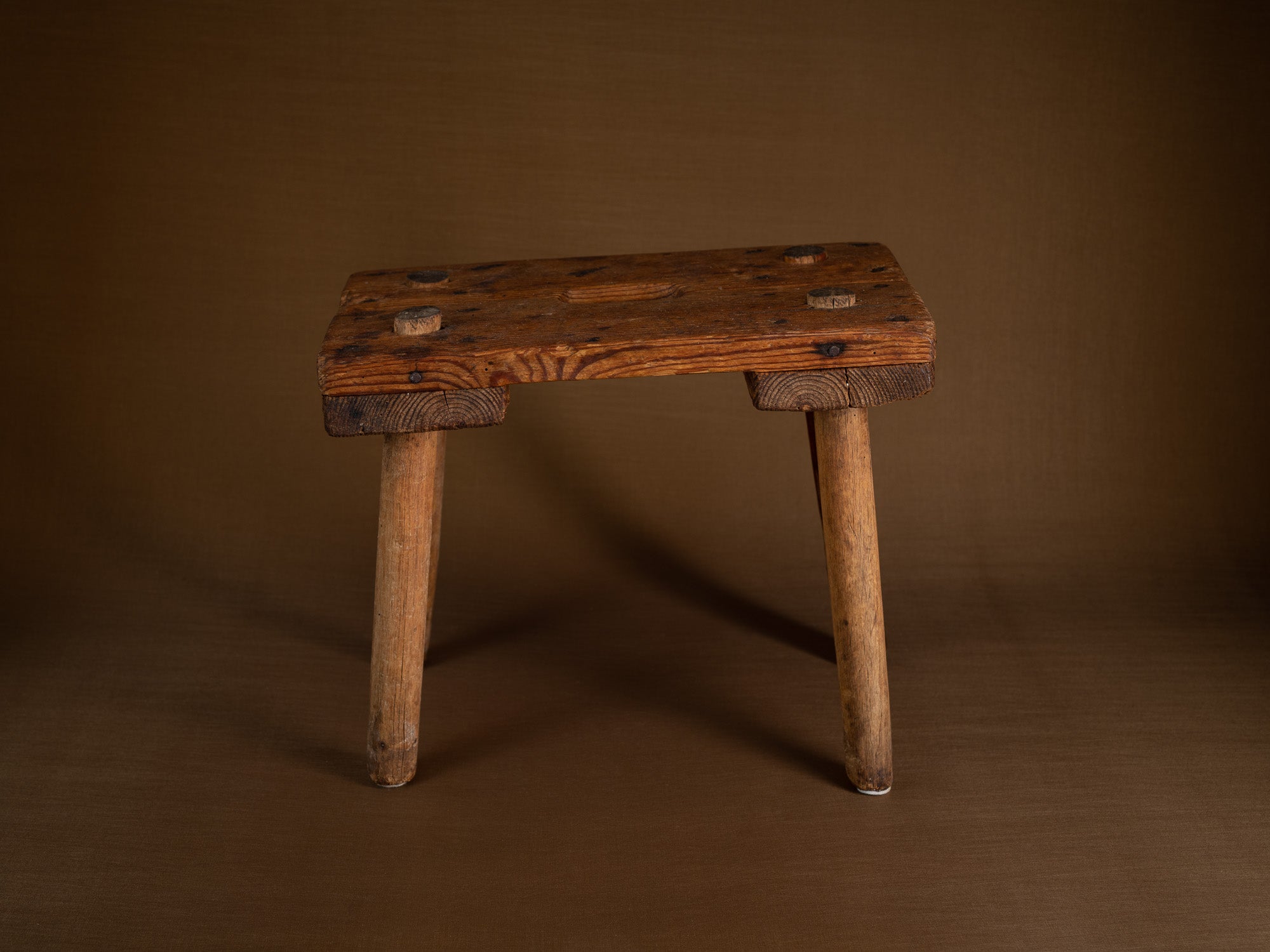Tabouret de traite paysan, Suède (Fin du XIXe/ début du XXe siècle)..Peasant milk stool, Sweden (late 19th/early 20th century)
