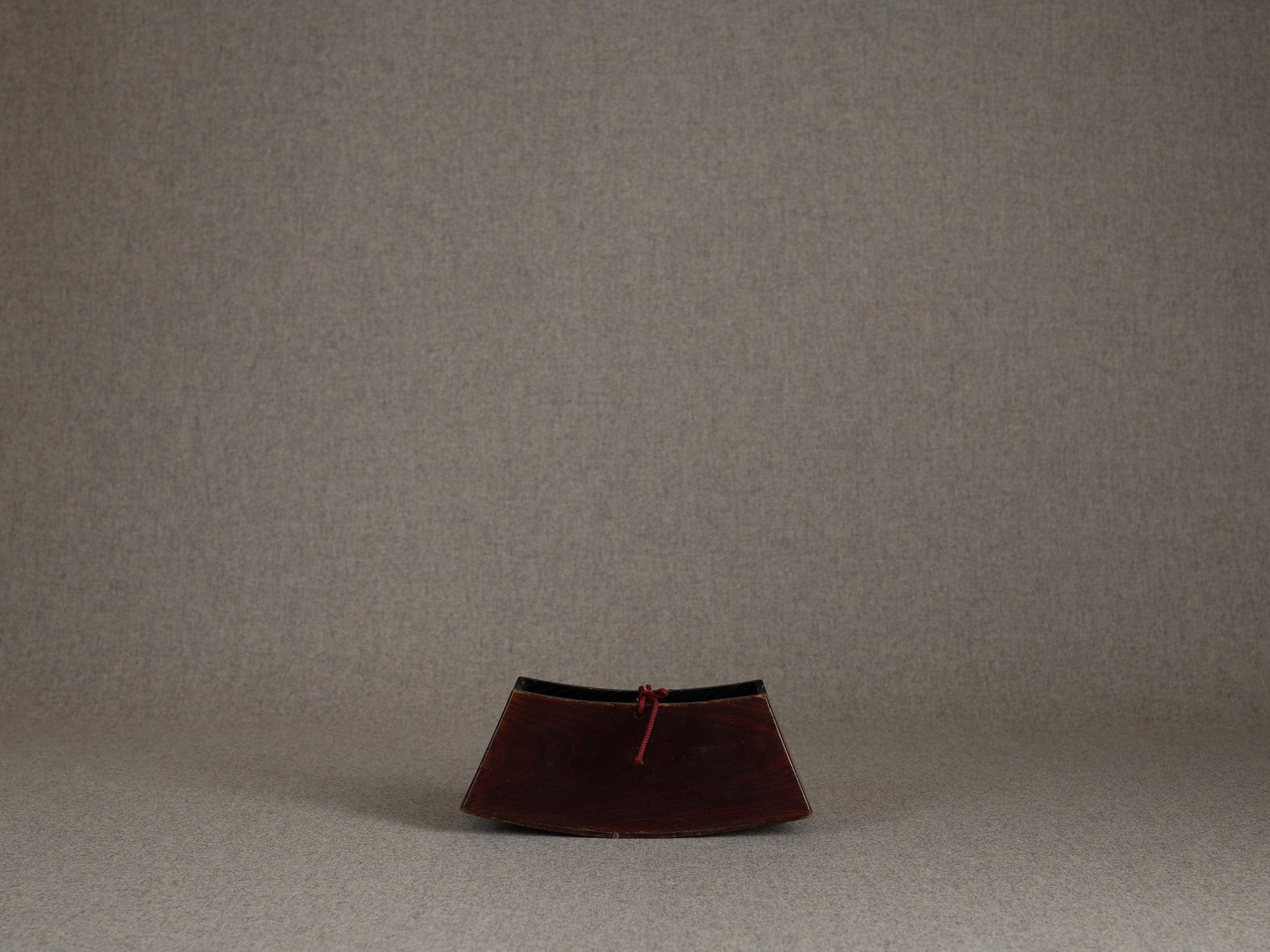 Ancien taka‑imakura support d'oreiller de geisha en laque brun rouge sur keyaki, Japon (Fin de l'ère Meiji)..Antique taka makura urushi red brown lacquer geisha pillow stand, Japan (Late Meiji era)