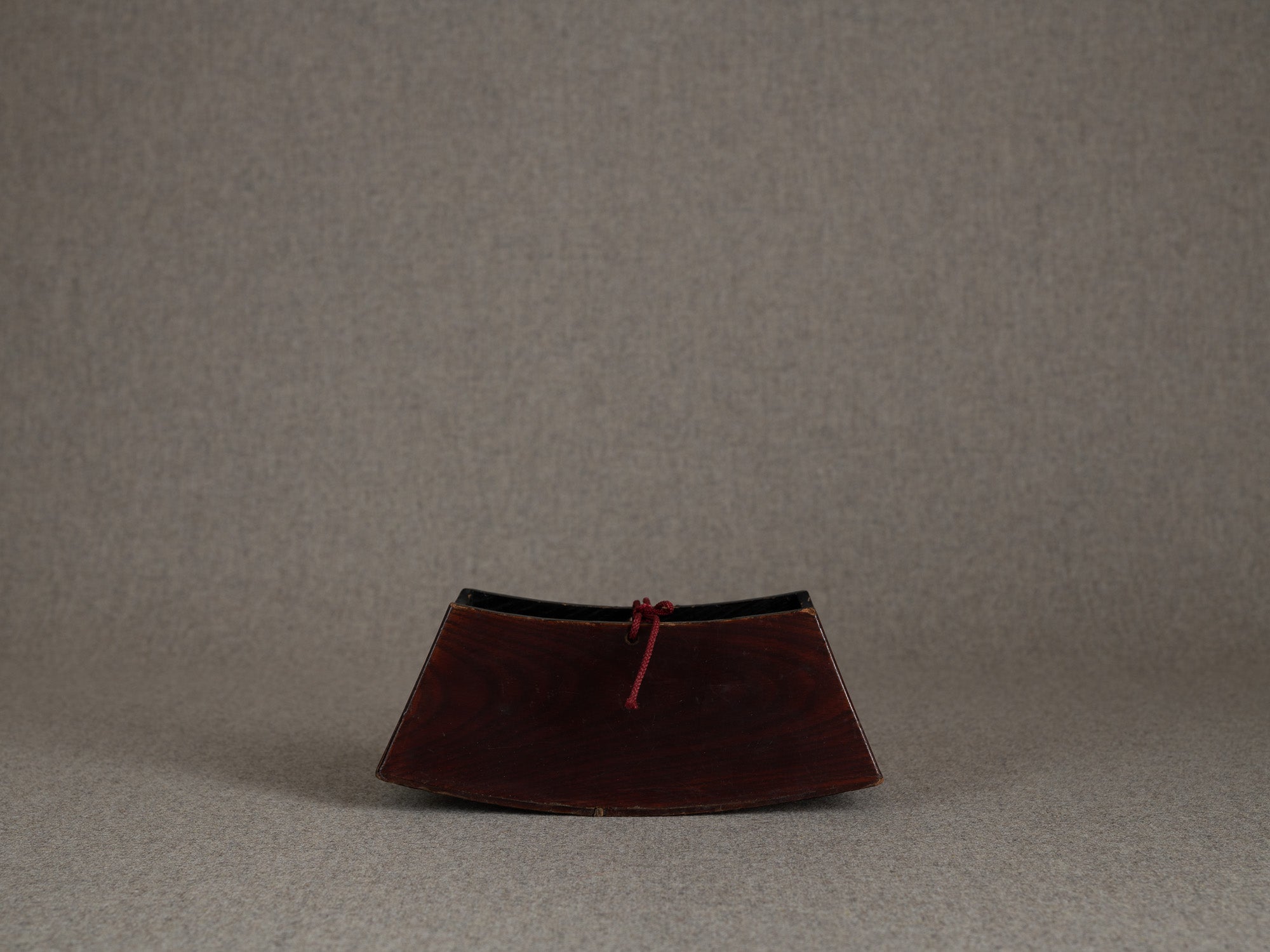 Ancien taka‑imakura support d'oreiller de geisha en laque brun rouge sur keyaki, Japon (Fin de l'ère Meiji)..Antique taka makura urushi red brown lacquer geisha pillow stand, Japan (Late Meiji era)