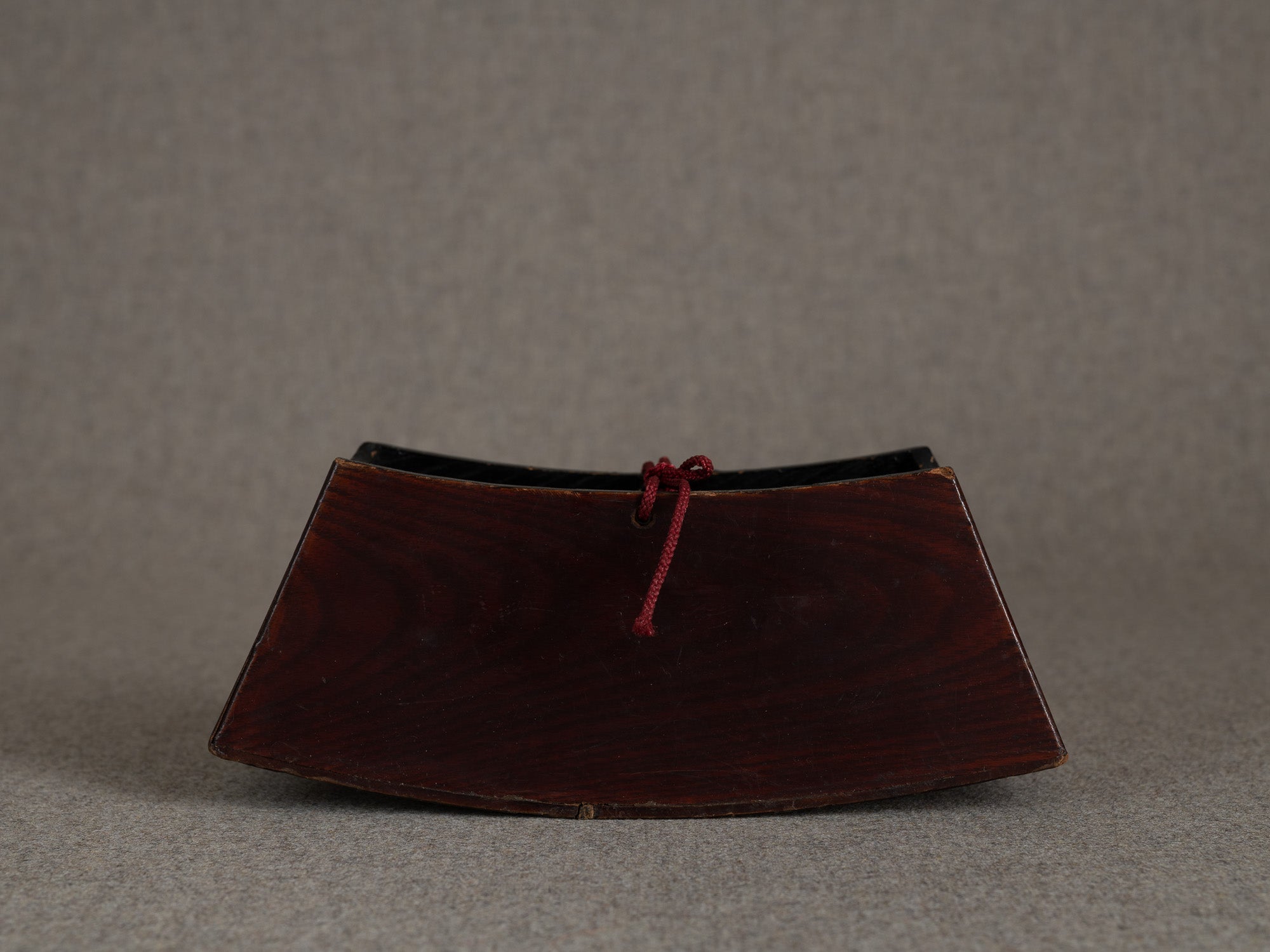 Ancien taka‑imakura support d'oreiller de geisha en laque brun rouge sur keyaki, Japon (Fin de l'ère Meiji)..Antique taka makura urushi red brown lacquer geisha pillow stand, Japan (Late Meiji era)