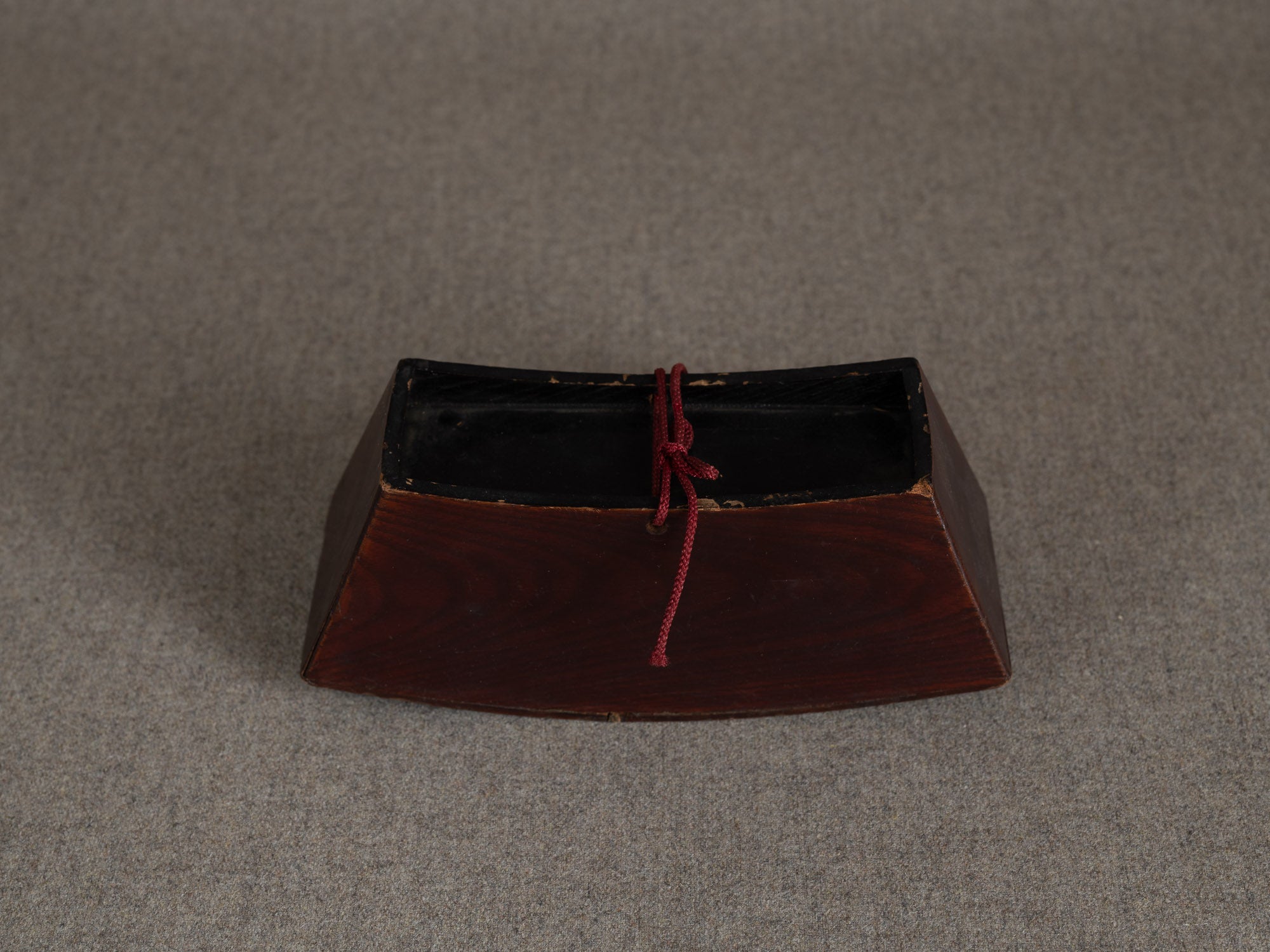 Ancien taka‑imakura support d'oreiller de geisha en laque brun rouge sur keyaki, Japon (Fin de l'ère Meiji)..Antique taka makura urushi red brown lacquer geisha pillow stand, Japan (Late Meiji era)
