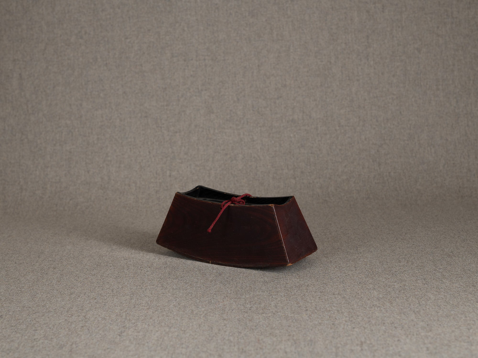 Ancien taka‑imakura support d'oreiller de geisha en laque brun rouge sur keyaki, Japon (Fin de l'ère Meiji)..Antique taka makura urushi red brown lacquer geisha pillow stand, Japan (Late Meiji era)