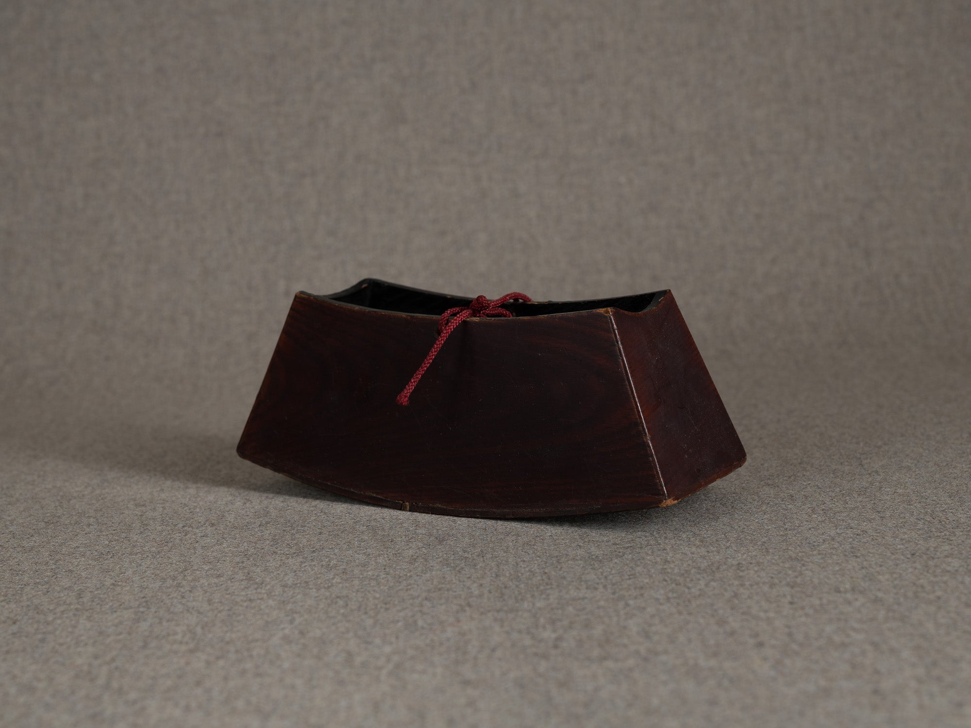 Ancien taka‑imakura support d'oreiller de geisha en laque brun rouge sur keyaki, Japon (Fin de l'ère Meiji)..Antique taka makura urushi red brown lacquer geisha pillow stand, Japan (Late Meiji era)