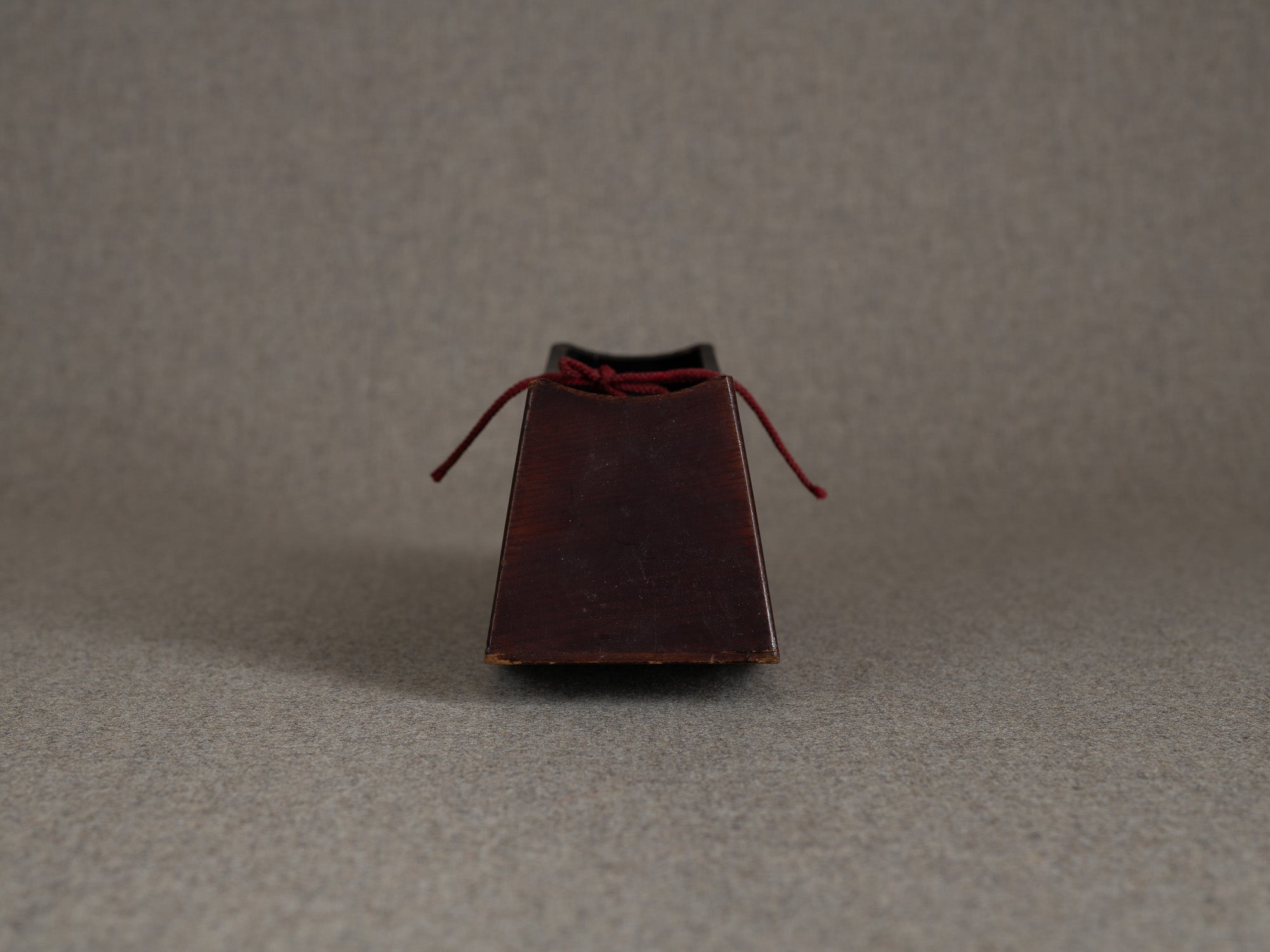 Ancien taka‑imakura support d'oreiller de geisha en laque brun rouge sur keyaki, Japon (Fin de l'ère Meiji)..Antique taka makura urushi red brown lacquer geisha pillow stand, Japan (Late Meiji era)