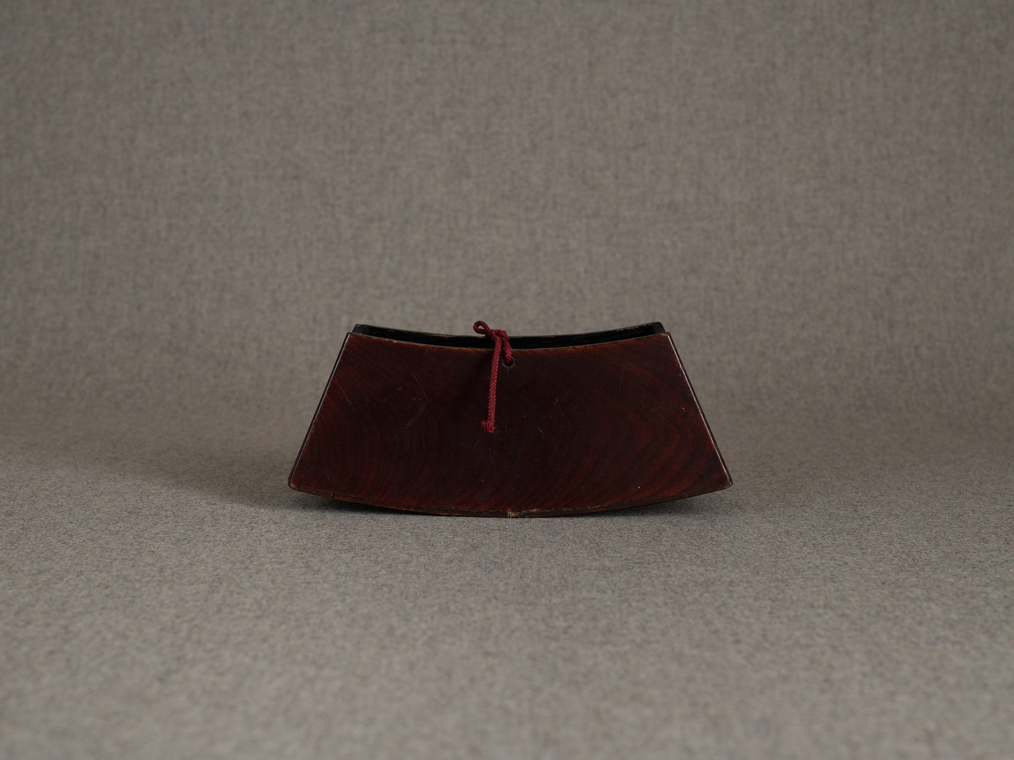 Ancien taka‑imakura support d'oreiller de geisha en laque brun rouge sur keyaki, Japon (Fin de l'ère Meiji)..Antique taka makura urushi red brown lacquer geisha pillow stand, Japan (Late Meiji era)