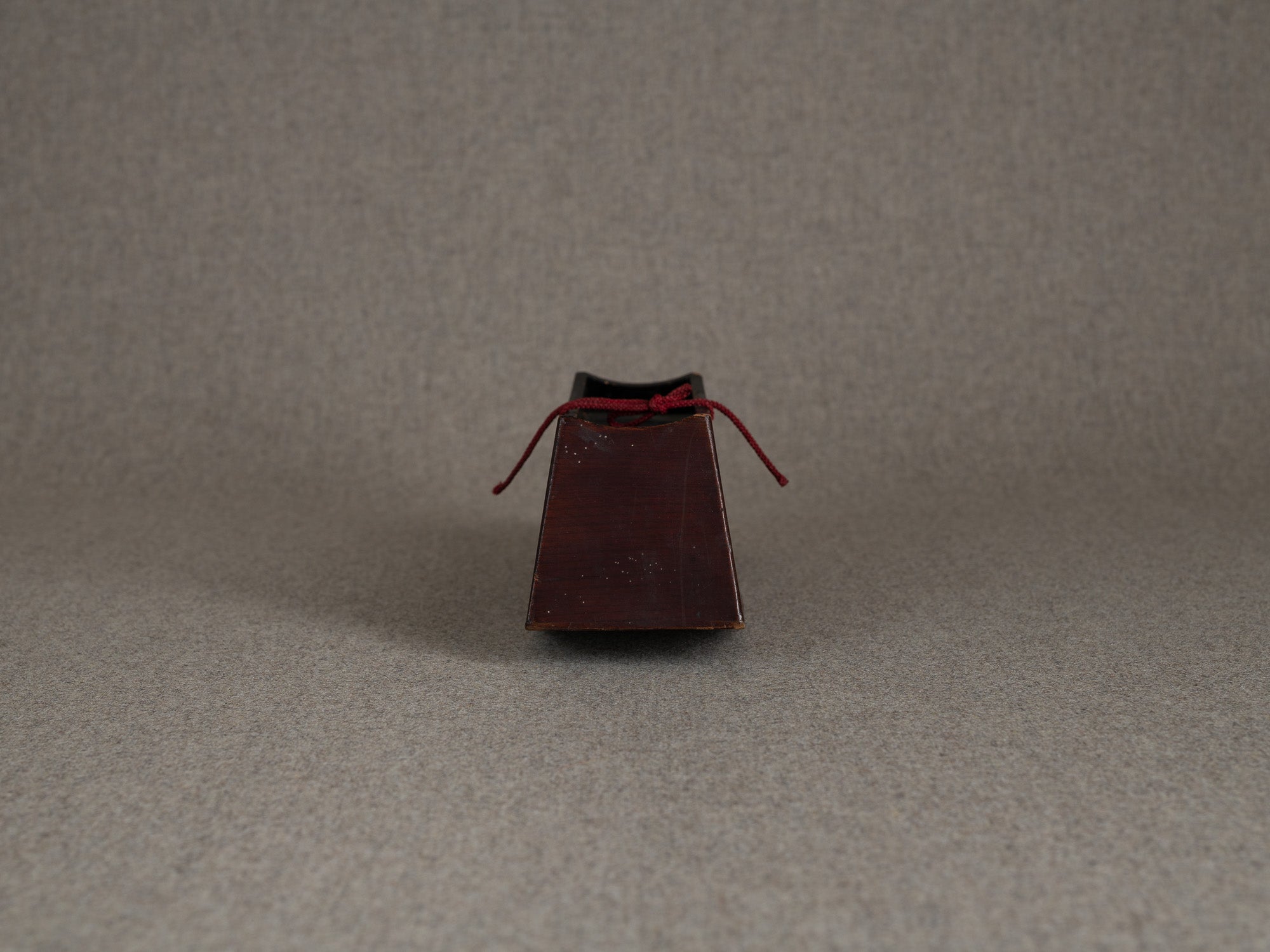 Ancien taka‑imakura support d'oreiller de geisha en laque brun rouge sur keyaki, Japon (Fin de l'ère Meiji)..Antique taka makura urushi red brown lacquer geisha pillow stand, Japan (Late Meiji era)
