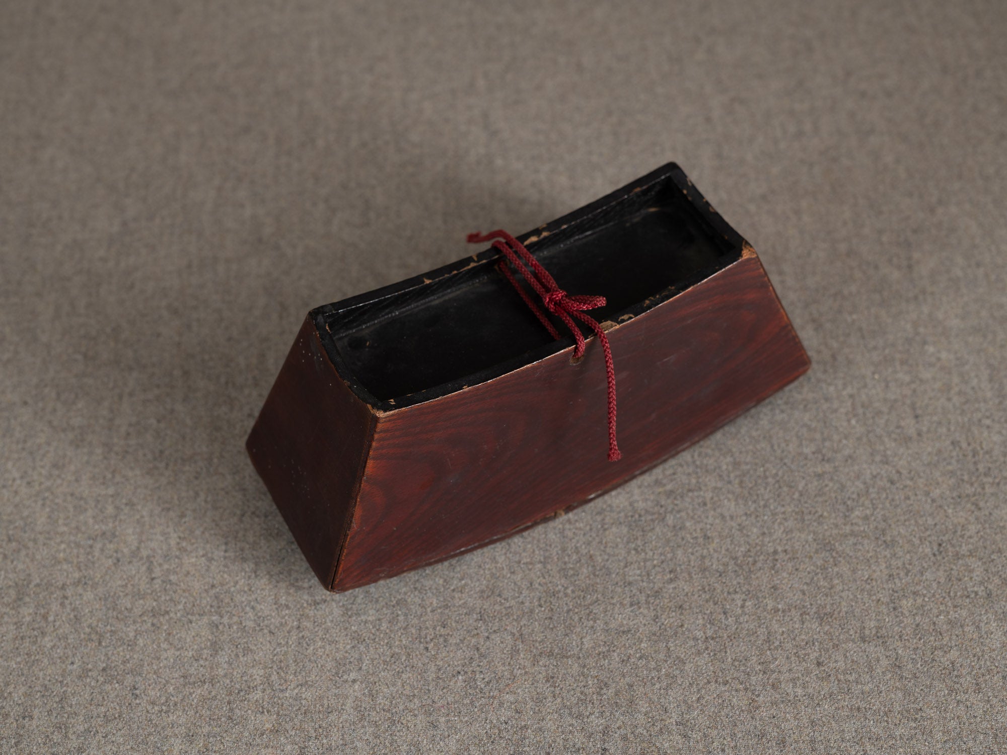 Ancien taka‑imakura support d'oreiller de geisha en laque brun rouge sur keyaki, Japon (Fin de l'ère Meiji)..Antique taka makura urushi red brown lacquer geisha pillow stand, Japan (Late Meiji era)