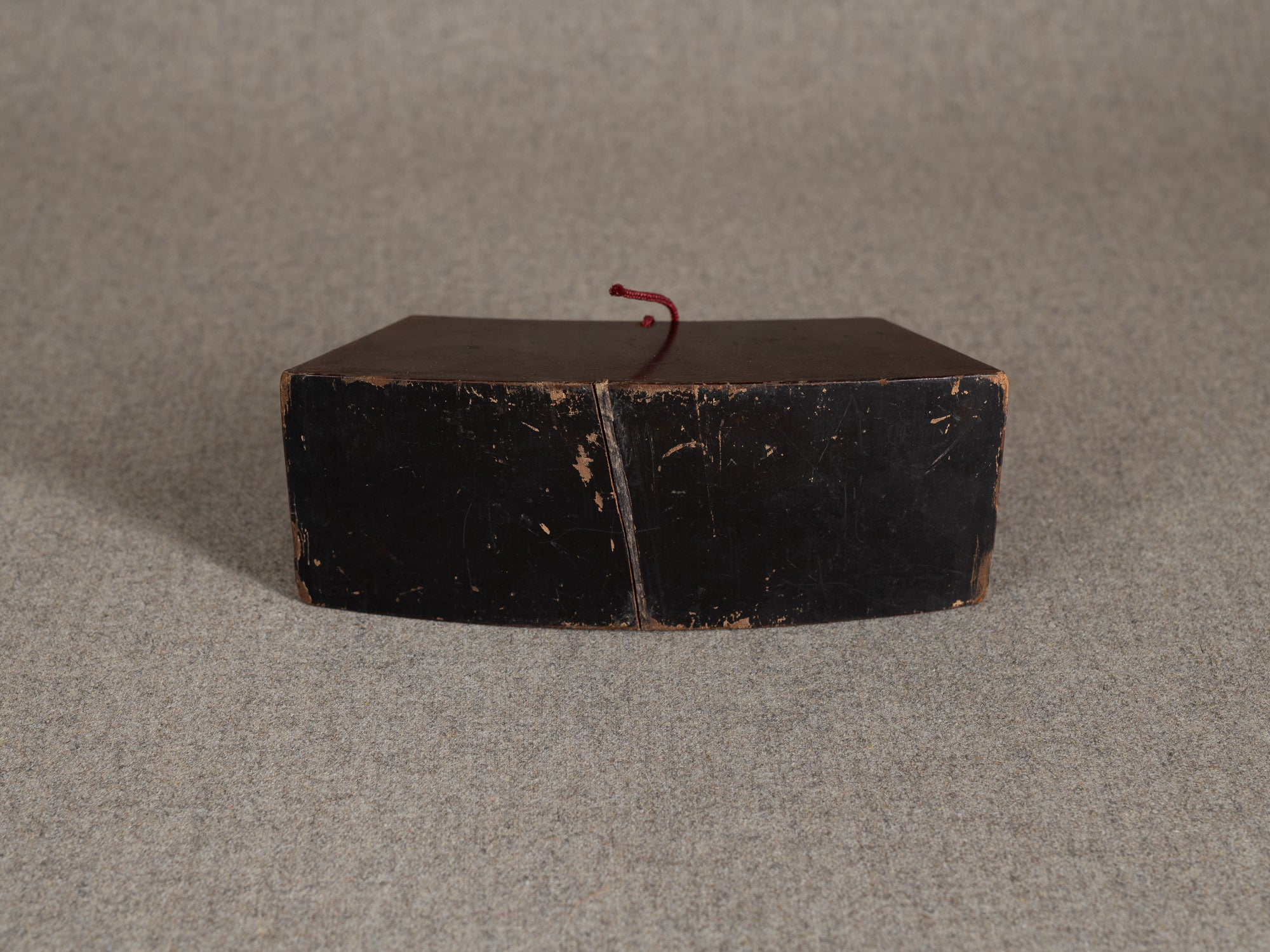 Ancien taka‑imakura support d'oreiller de geisha en laque brun rouge sur keyaki, Japon (Fin de l'ère Meiji)..Antique taka makura urushi red brown lacquer geisha pillow stand, Japan (Late Meiji era)