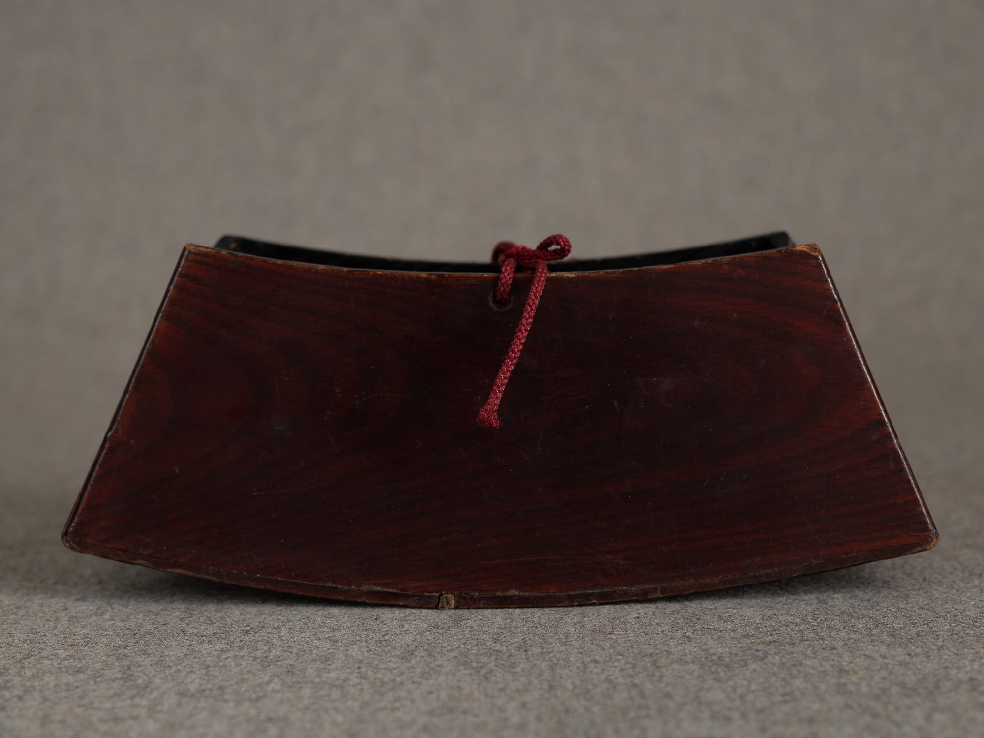 Ancien taka‑imakura support d'oreiller de geisha en laque brun rouge sur keyaki, Japon (Fin de l'ère Meiji)..Antique taka makura urushi red brown lacquer geisha pillow stand, Japan (Late Meiji era)