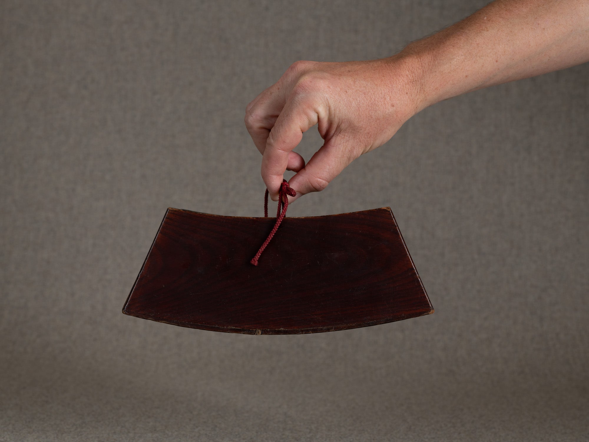 Ancien taka‑imakura support d'oreiller de geisha en laque brun rouge sur keyaki, Japon (Fin de l'ère Meiji)..Antique taka makura urushi red brown lacquer geisha pillow stand, Japan (Late Meiji era)