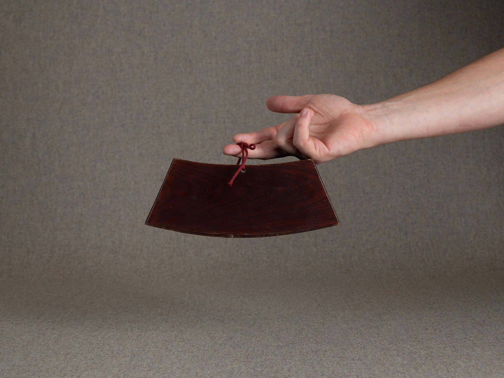 Ancien taka‑imakura support d'oreiller de geisha en laque brun rouge sur keyaki, Japon (Fin de l'ère Meiji)..Antique taka makura urushi red brown lacquer geisha pillow stand, Japan (Late Meiji era)