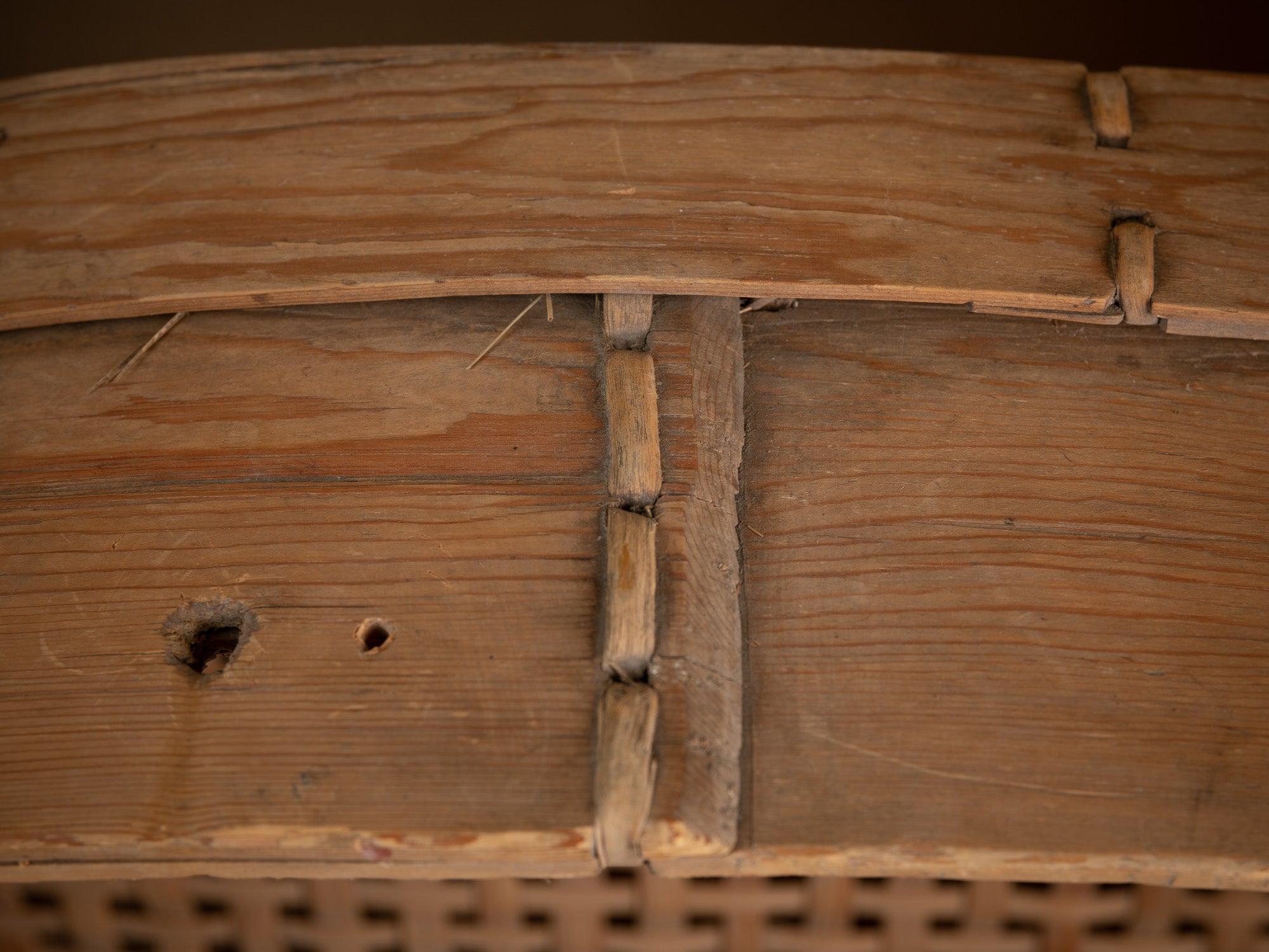 Mitate, rare tamis monumental du Jämtland en tressage de bouleau, Suède (Fin du XIXe siècle)..Mitate, old huge sieve in birch, Sweden (late 19th century)