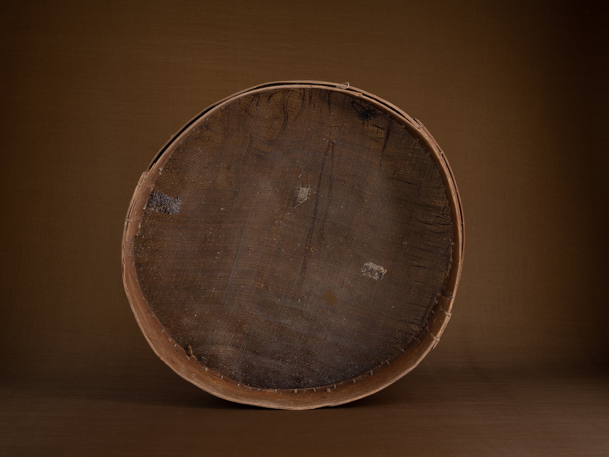 Mitate mono, tamis ancien en bouleau et cotonnade, Suède (Fin du XIXe siècle)..Mitate mono, old sieve in birch and cotton, Sweden (late 19th century)