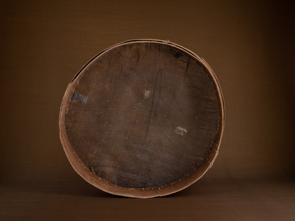 Mitate mono, tamis ancien en bouleau et cotonnade, Suède (Fin du XIXe siècle)..Mitate mono, old sieve in birch and cotton, Sweden (late 19th century)